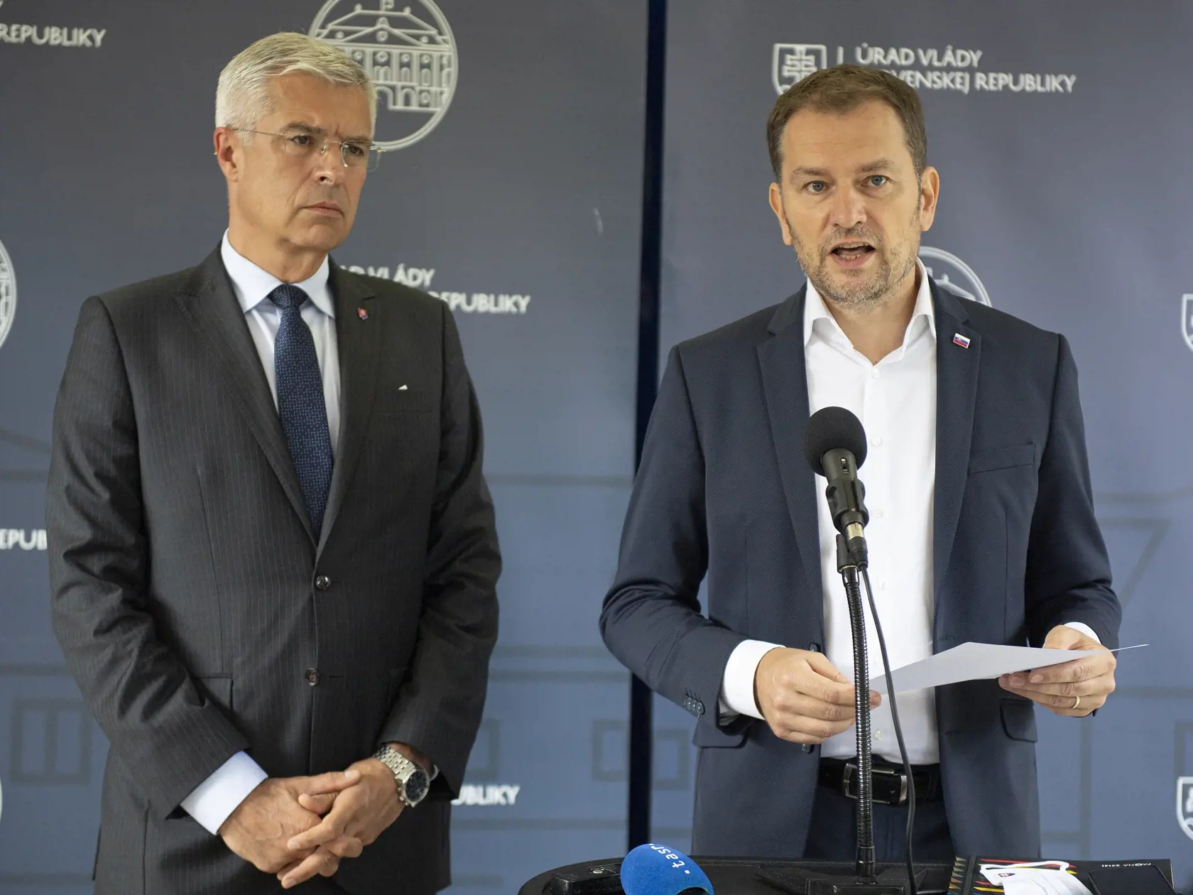 Na snímke vpravo predseda vlády SR Igor Matovič (OĽaNO) a minister zahraničných vecí a európskych záležitostí SR Ivan Korčok (nominant SaS) počas vyjadrenia k situácii v Bielorusku 19. augusta 2020 v Bratislave. FOTO TASR - Pavel Neubauer