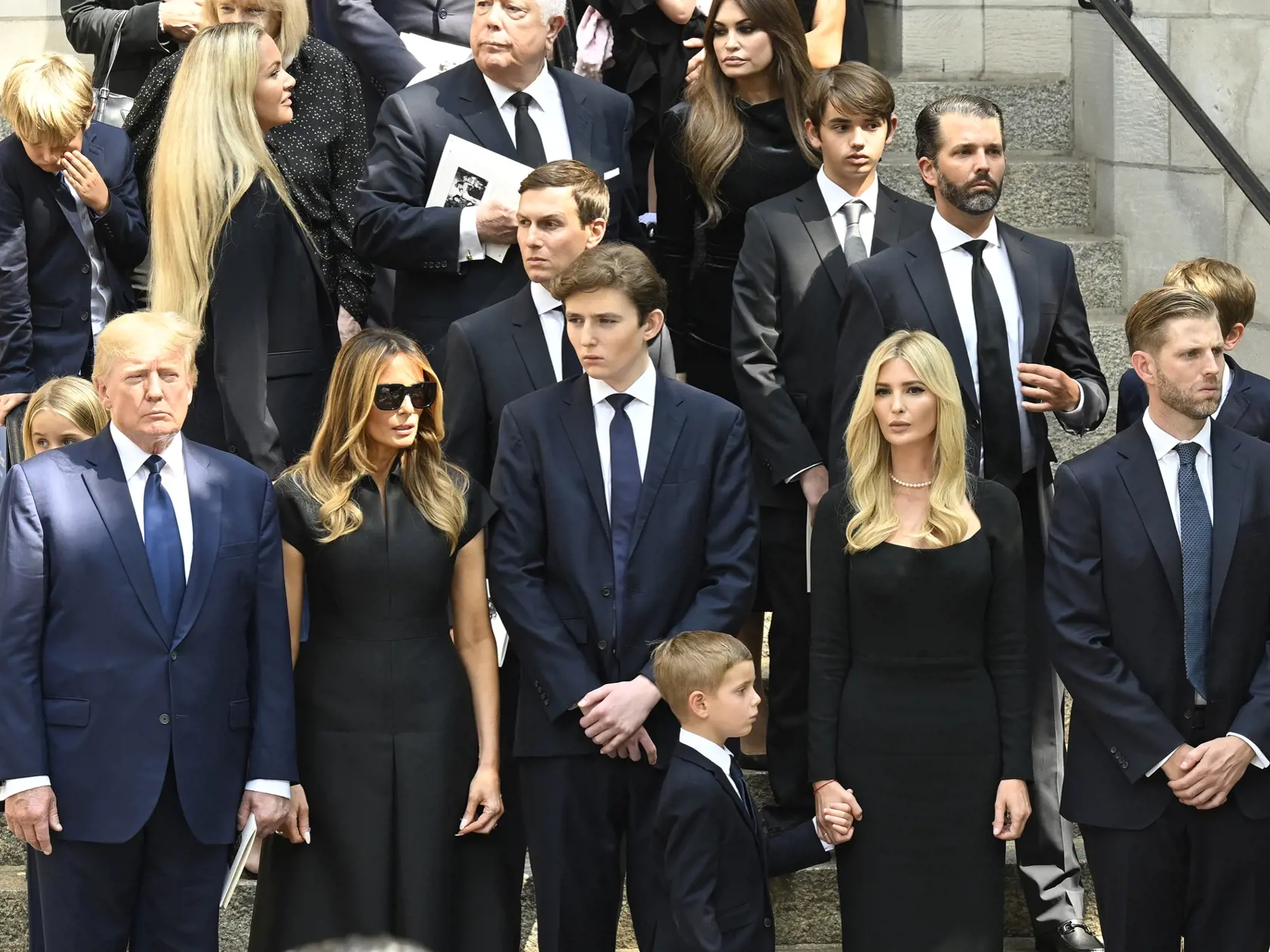 Pohreb Ivany Trump, ktorá patrila so sto miliónmi dolárov medzi najbohatšie ženy sveta, bol nezvyčajne skromný, sprevádzali ho však prísne bezpečnostné opatrenia. Vstup do kostola bol len na pozvánku, ulica bola uzatvorená a všade hliadkovali policajti a agenti tajnej služby USA, ktorí každého pred vstupom skontrolovali detektorom kovov.