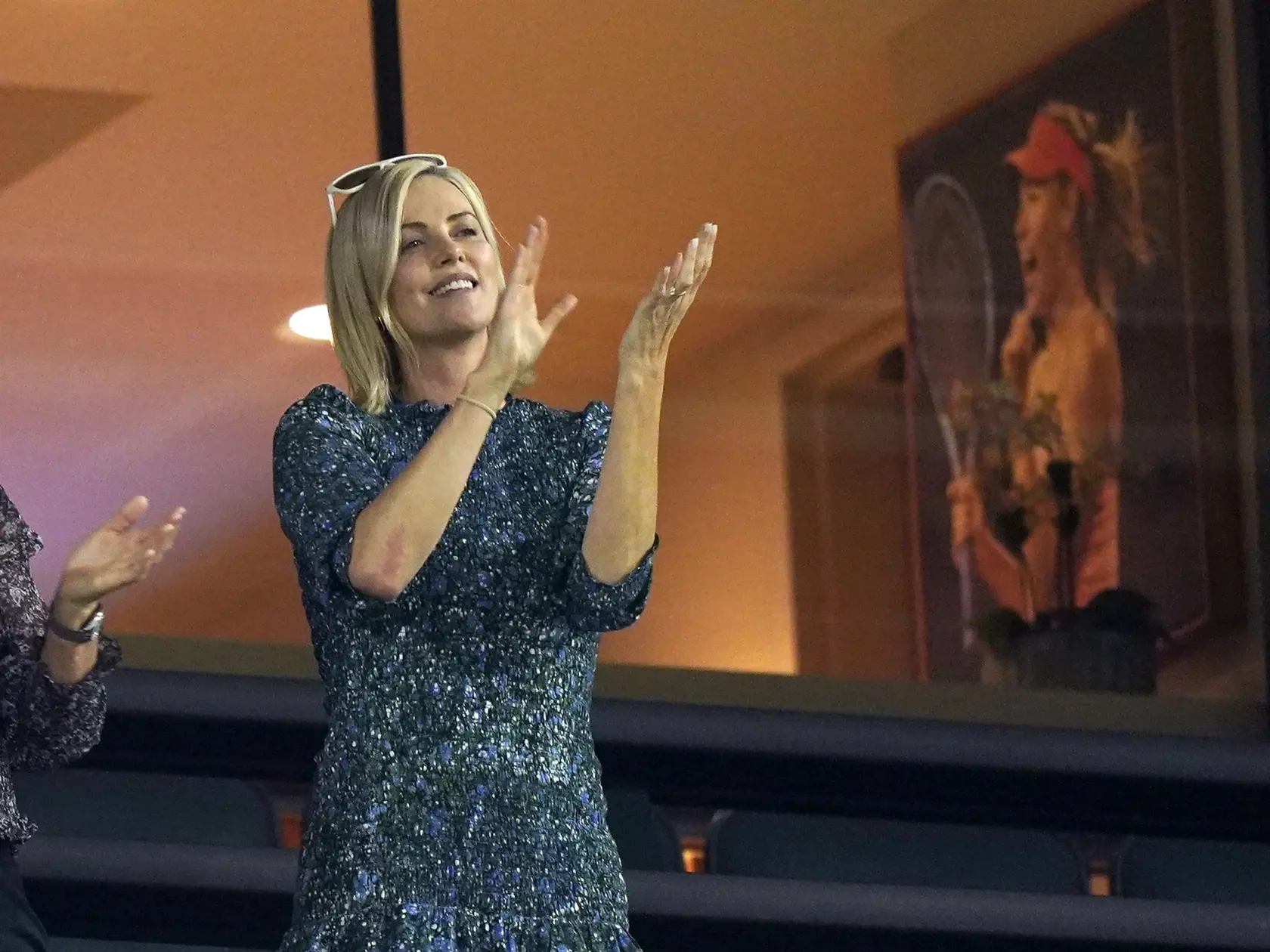 EBE 29 Indian Wells - Na snímke juhoafrická herečka Charlize Theronová oslavuje postup španielskej tenistky Pauly Badosovej do finále turnaja WTA v americkom Indian Wells po víťazstve v semifinále nad Ons Jabeurovou z Tuniska  6:3, 6:3 v noci na 16. októbra 2021. FOTO TASR/AP


Actress Charlize Theron claps after Paula Badosa, of Spain, defeated Ons Jabeur, of Tunisia, at the BNP Paribas Open tennis tournament Friday, Oct. 15, 2021, in Indian Wells, Calif. Badosa won 6-3, 6-3. (AP Photo/Mark J. 
