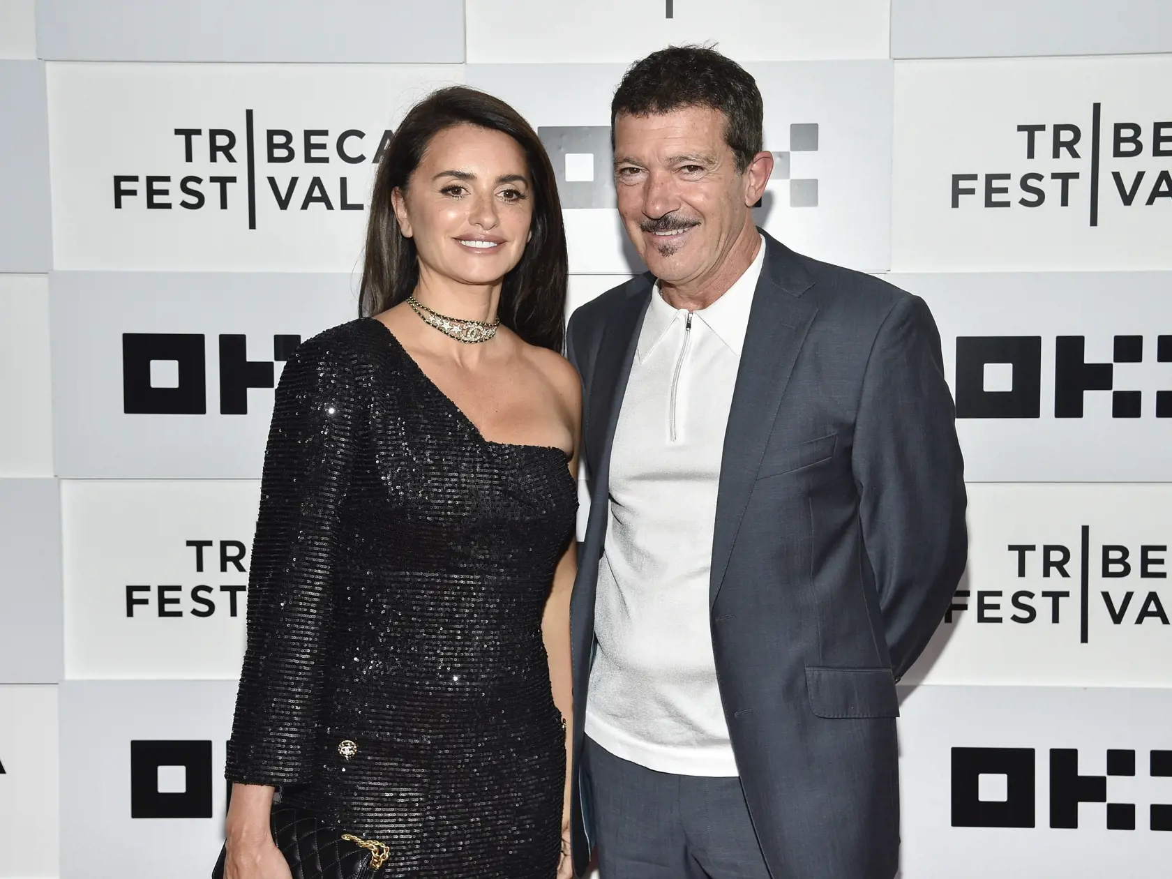 EBE 35 New York - Na snímke španielski herci, sprava Antonio Banderas (vo filme Félix Rivero) a Penélope Cruzová (Lola Cuevasová) prichádzajú na premiéru španielsko-argentínskej komédie Official Competition v rámci filmového festivalu Tribeca v New Yorku v noci na 15. Júna 2022. FOTO TASR/AP

Actors Penelope Cruz, left, and Antonio Banderas attend the premiere for "Official Competition" during the 2022 Tribeca Festival on Tuesday, June 14, 2022, in New York. (Photo by Evan Agostini/Invision/AP)