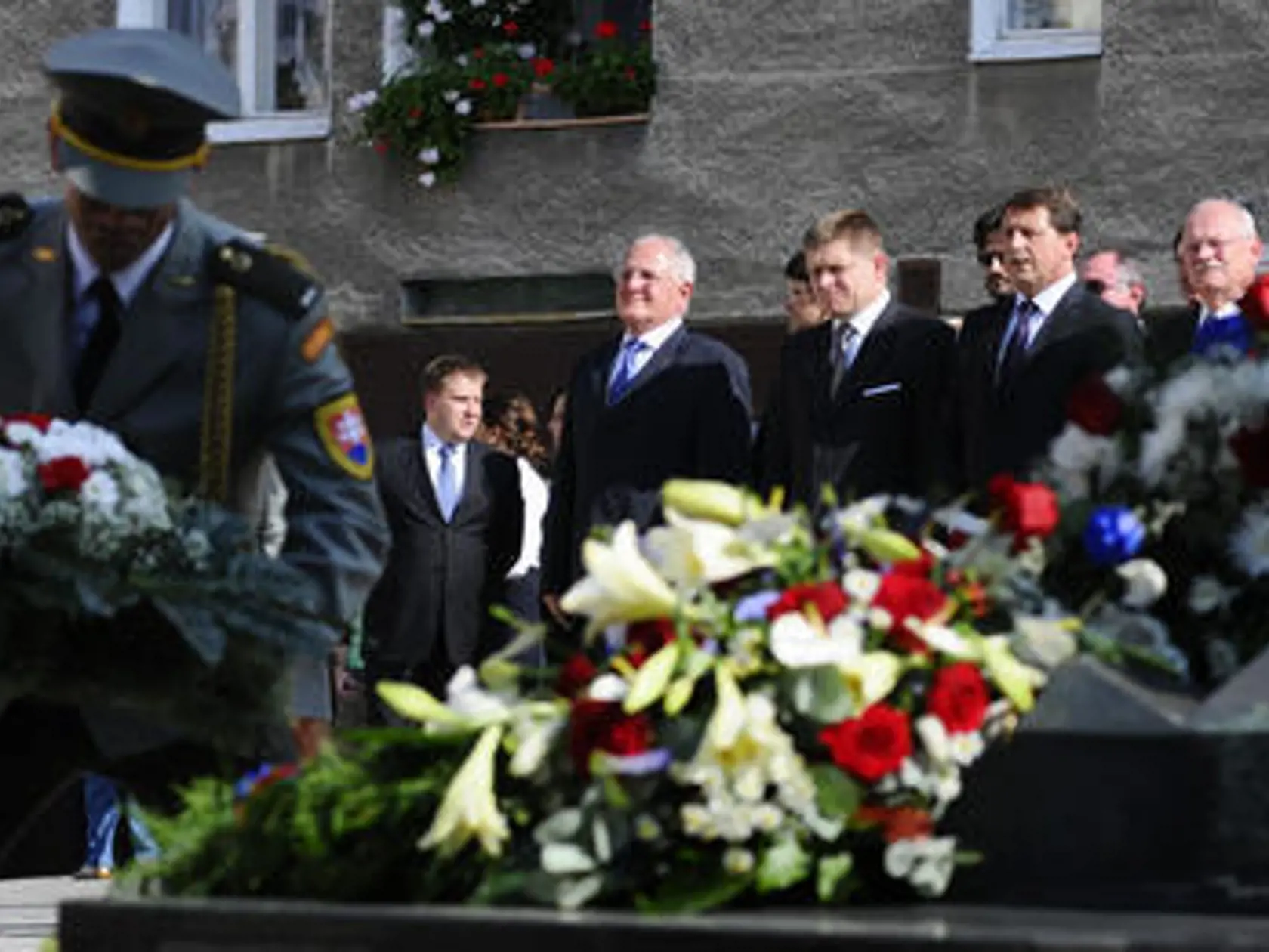 Sprava slovenský prezident Ivan Gašparovič, predseda parlamentu Pavol Paška, predseda vlády Robert Fico a vicepremiér Dušan Čaplovič pri pamätníku obetí holokaustu na Rybnom námestí v Bratislave