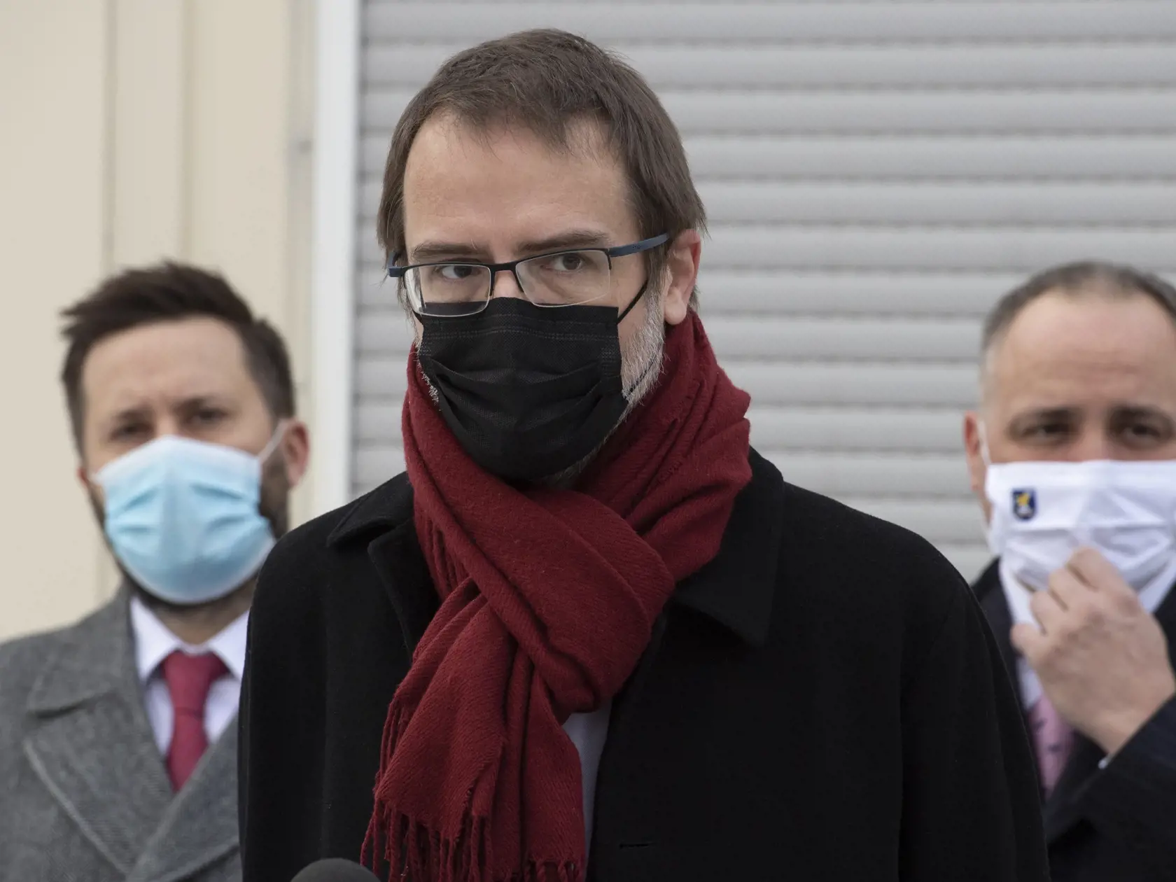 Úrad verejného zdravotníctva odporúča všetky typy ochrany tváre, zdôrazňuje ale ich správne používanie