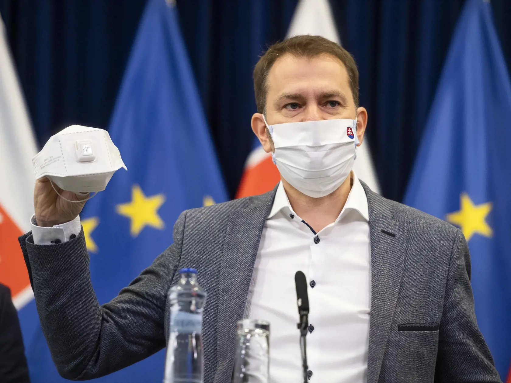 Úrad verejného zdravotníctva odporúča všetky typy ochrany tváre, zdôrazňuje ale ich správne používanie