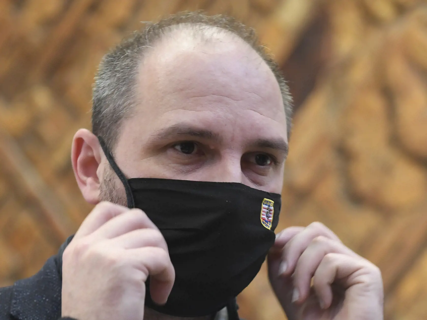 Úrad verejného zdravotníctva odporúča všetky typy ochrany tváre, zdôrazňuje ale ich správne používanie