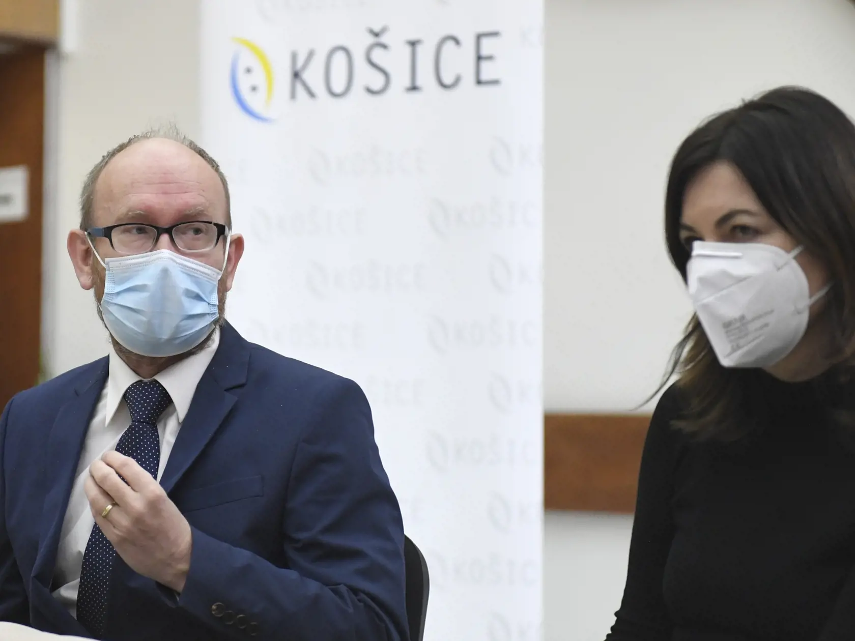 Úrad verejného zdravotníctva odporúča všetky typy ochrany tváre, zdôrazňuje ale ich správne používanie