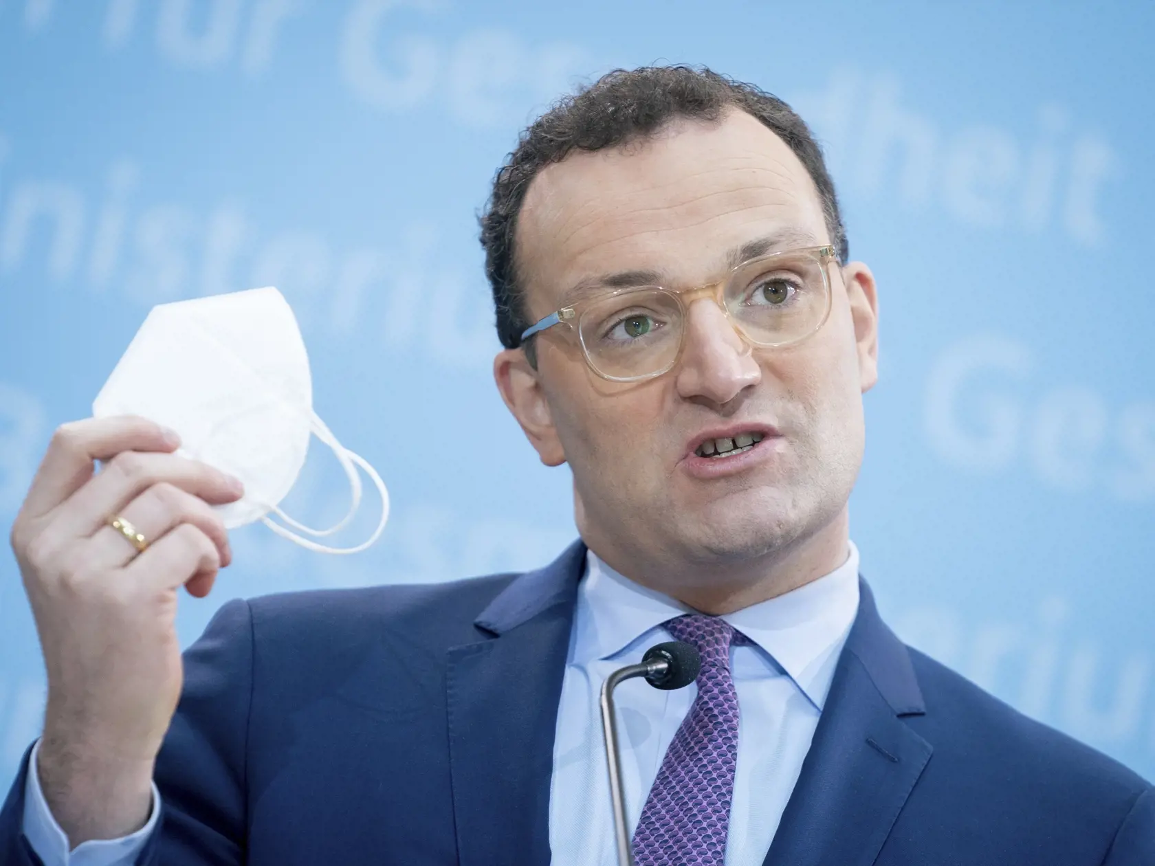 Úrad verejného zdravotníctva odporúča všetky typy ochrany tváre, zdôrazňuje ale ich správne používanie