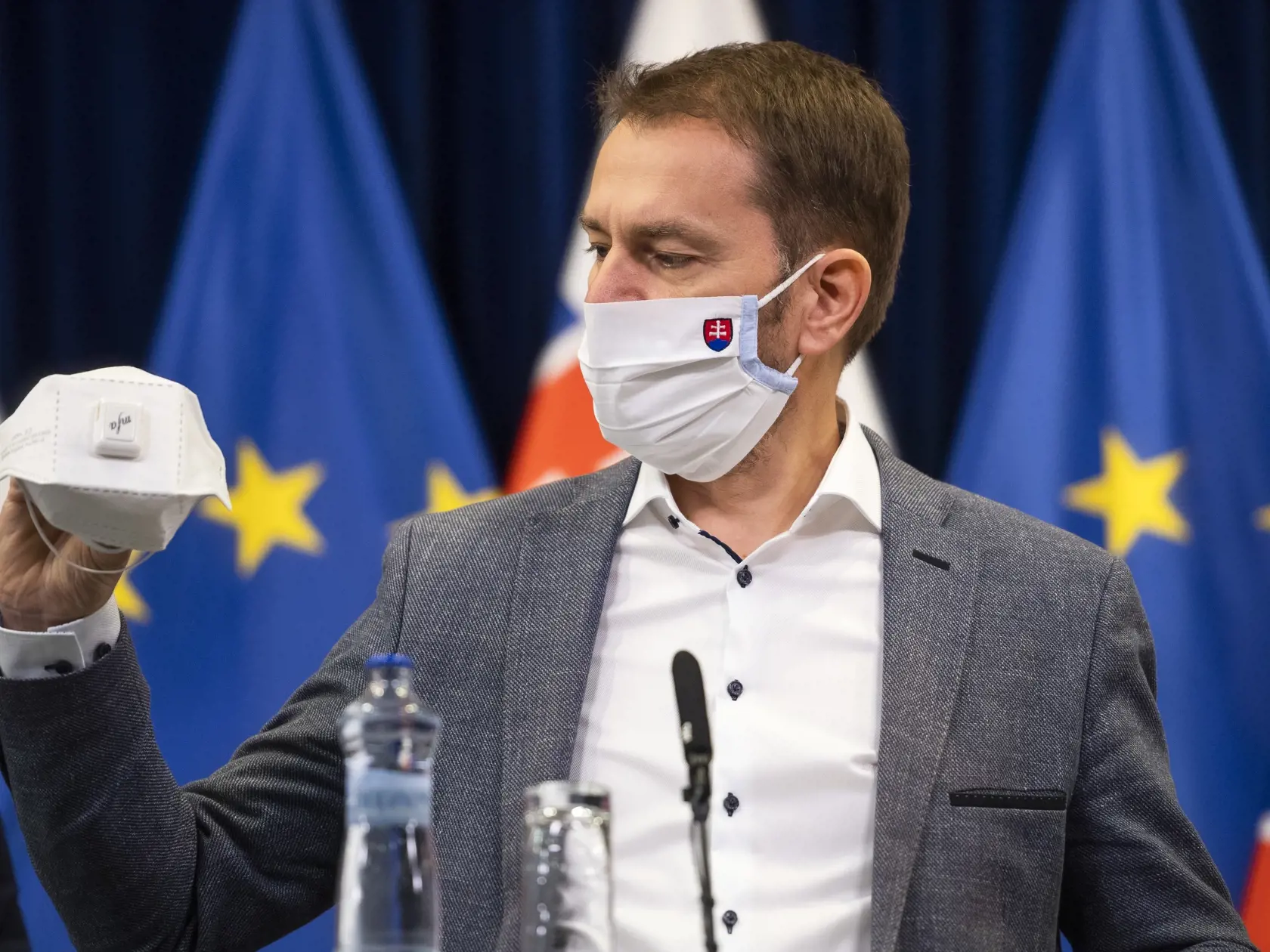 Úrad verejného zdravotníctva odporúča všetky typy ochrany tváre, zdôrazňuje ale ich správne používanie