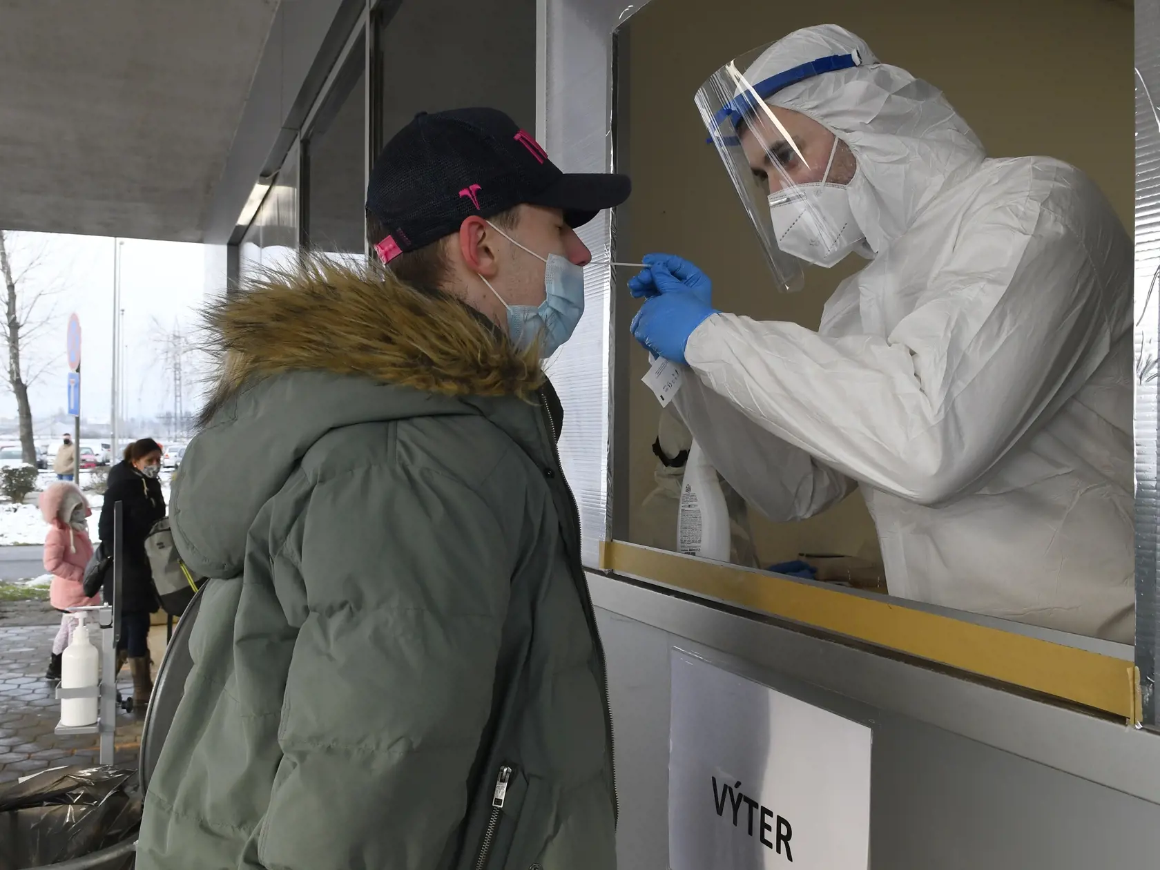 Úrad verejného zdravotníctva odporúča všetky typy ochrany tváre, zdôrazňuje ale ich správne používanie