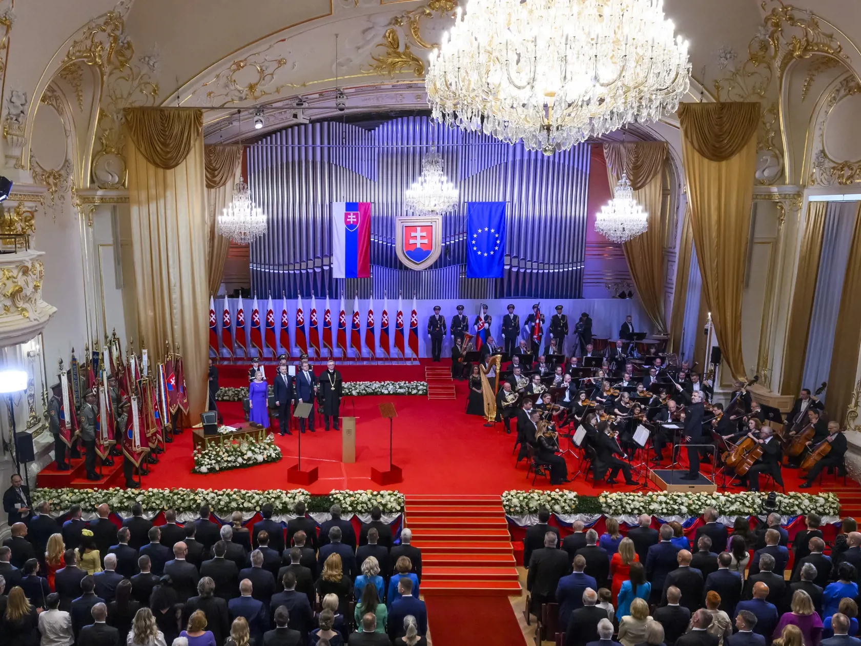Na snímke v pozadí zľava bývalá prezidentka SR Zuzana Čaputová, prezident SR Peter Pellegrini, podpredseda Národnej rady SR Peter Žiga (Hlas-SD), ktorý je poverený jej vedením a predseda Ústavného súdu SR Ivan Fiačan a pozvaní hostia počas slávnostnej schôdze Národnej rady SR pri príležitosti zloženia sľubu prezidenta SR v priestoroch budovy Slovenskej filharmónie 15. júna 2024 v Bratislave. FOTO TASR - Jaroslav Novák