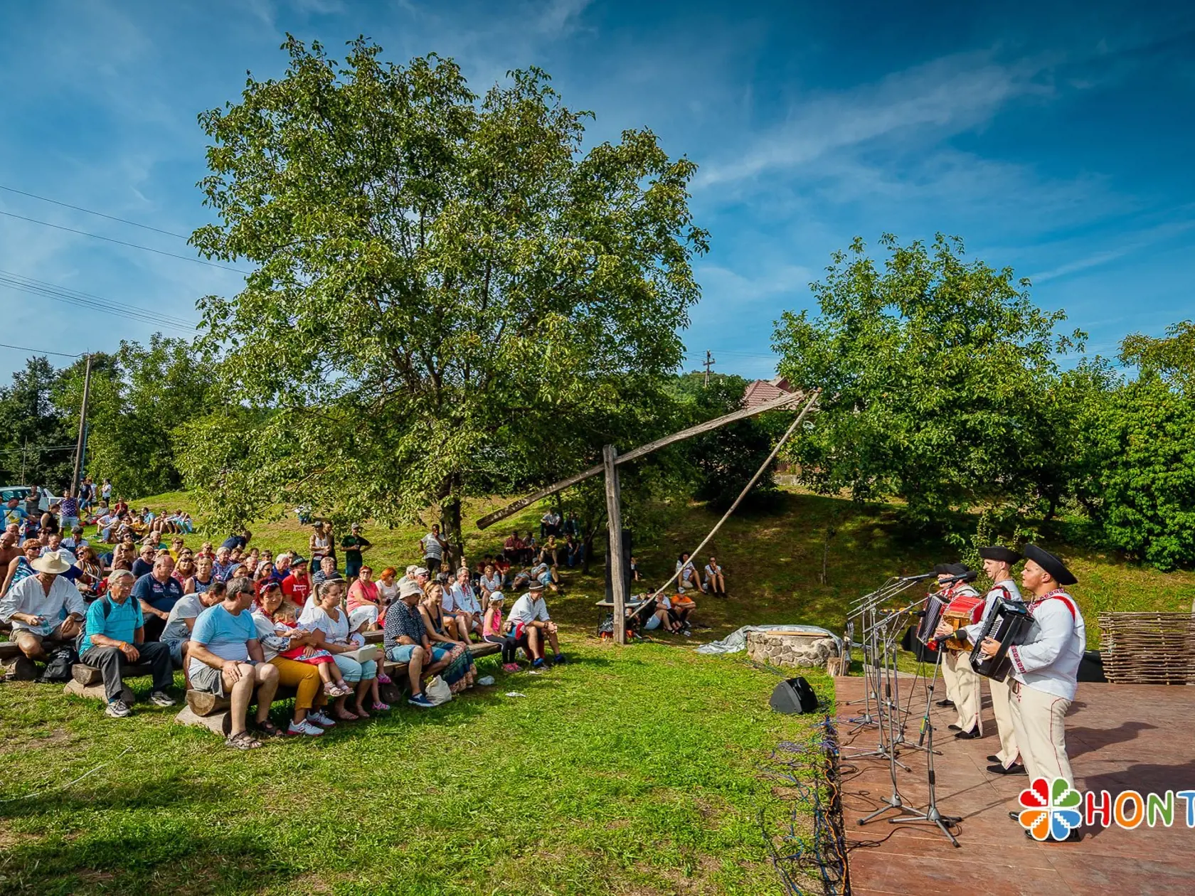 Folklórny festival Hontianska paráda sa koná už tradične v Hrušove. Pomenovaný je podľa regiónu v ktorom sa obec nachádza. Každoročne ho navštív približne 20-tisíc hostí.