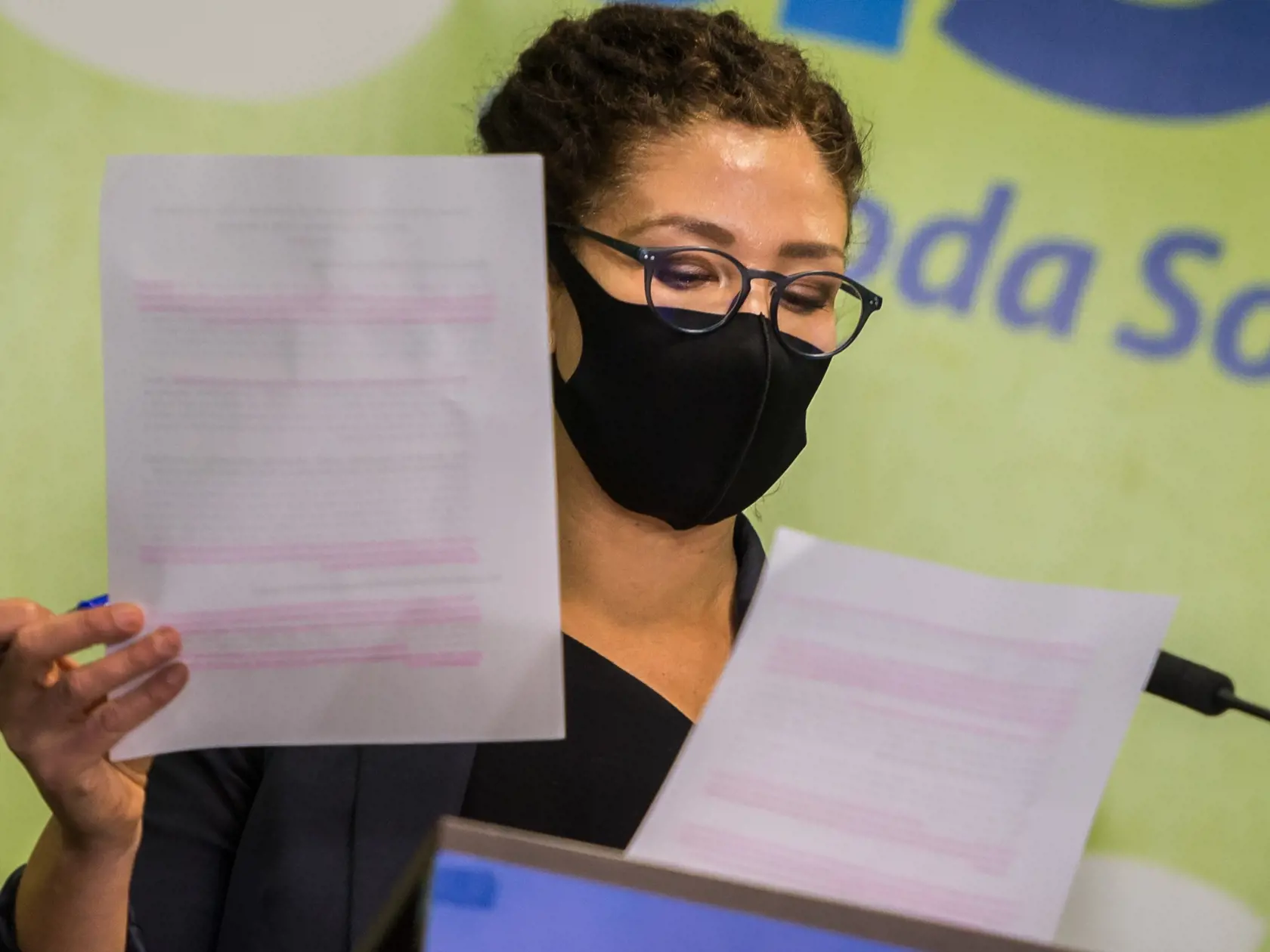 Lucia Nicholsonová tvrdí, že ministerka Veronika Remišová premrhala miliardu eur z eurofondov.