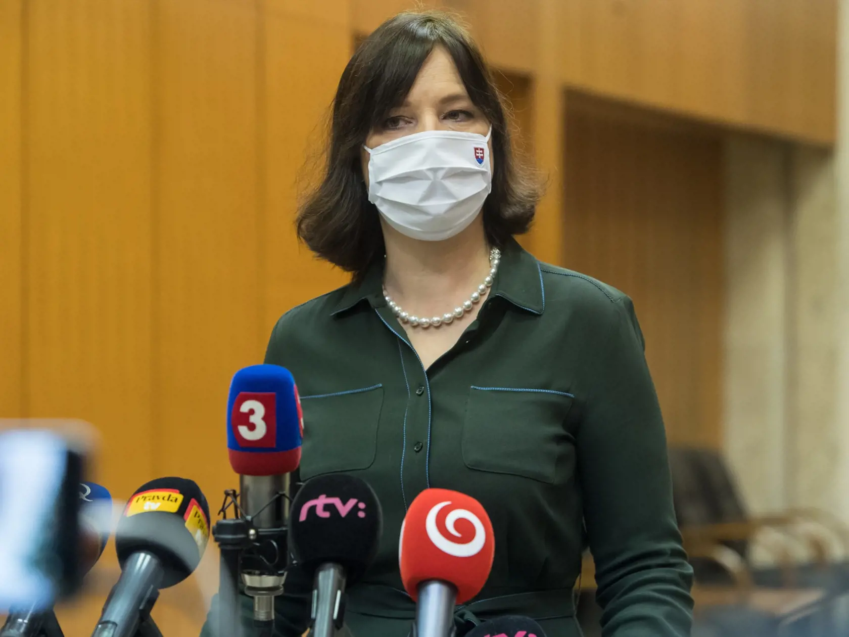 Z premrhanej miliardy viní Nicholsonová s Cigánikovou ministerku investícií Veroniku Remišovú.