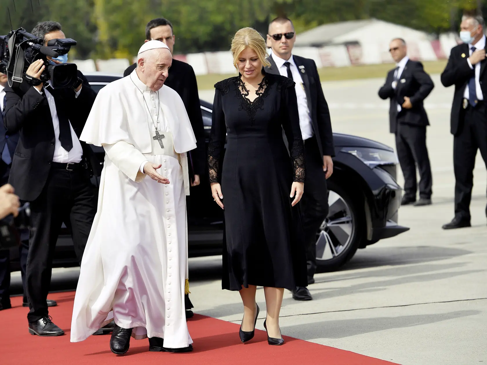 Návšteva pápeža. Písal sa september 2021 a prezidentka na Slovensku privítala Františka. V tom čase jej umrel otec. Vtedajšie silné emócie zachytili tvorcovia dokumentu.
