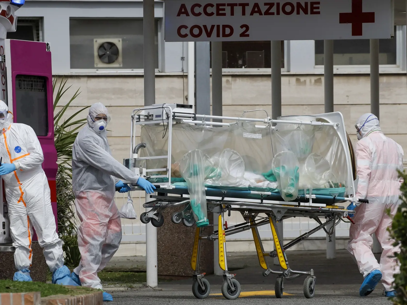 EBE 18 Rím - Na snímke pacientku s podozrením na nákazu koronavírusom prevážajú v špeciálnej ochrannej jednotke z ambulancie do nemocnice Columbus Covid 2 v Ríme 17. marca 2020.  FOTO TASR/AP
A patient in a biocontainment unit is carried on a stretcher from an ambulance arrived at the Columbus Covid 2 Hospital in Rome, Tuesday, March 17, 2020.  For most people, the new coronavirus causes only mild or moderate symptoms. For some it can cause more severe illness, especially in older adults and peo