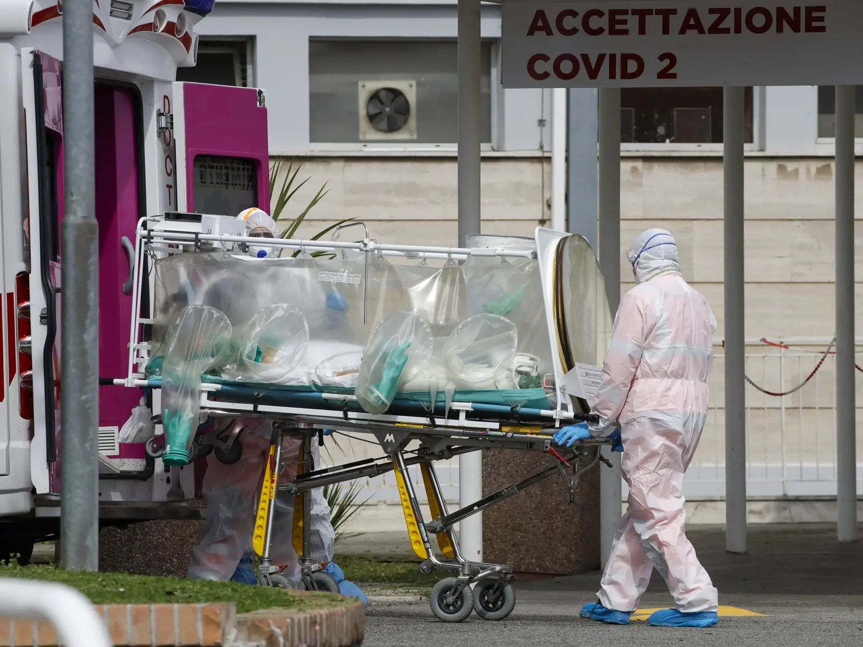 EBE 20 Rím - Na snímke pacientku s podozrením na nákazu koronavírusom prevážajú v špeciálnej ochrannej jednotke z ambulancie do nemocnice Columbus Covid 2 v Ríme 17. marca 2020.  FOTO TASR/AP
A patient in a biocontainment unit is carried from an ambulance arrived at the Columbus Covid 2 Hospital in Rome, Tuesday, March 17, 2020.  For most people, the new coronavirus causes only mild or moderate symptoms. For some it can cause more severe illness, especially in older adults and people with existi