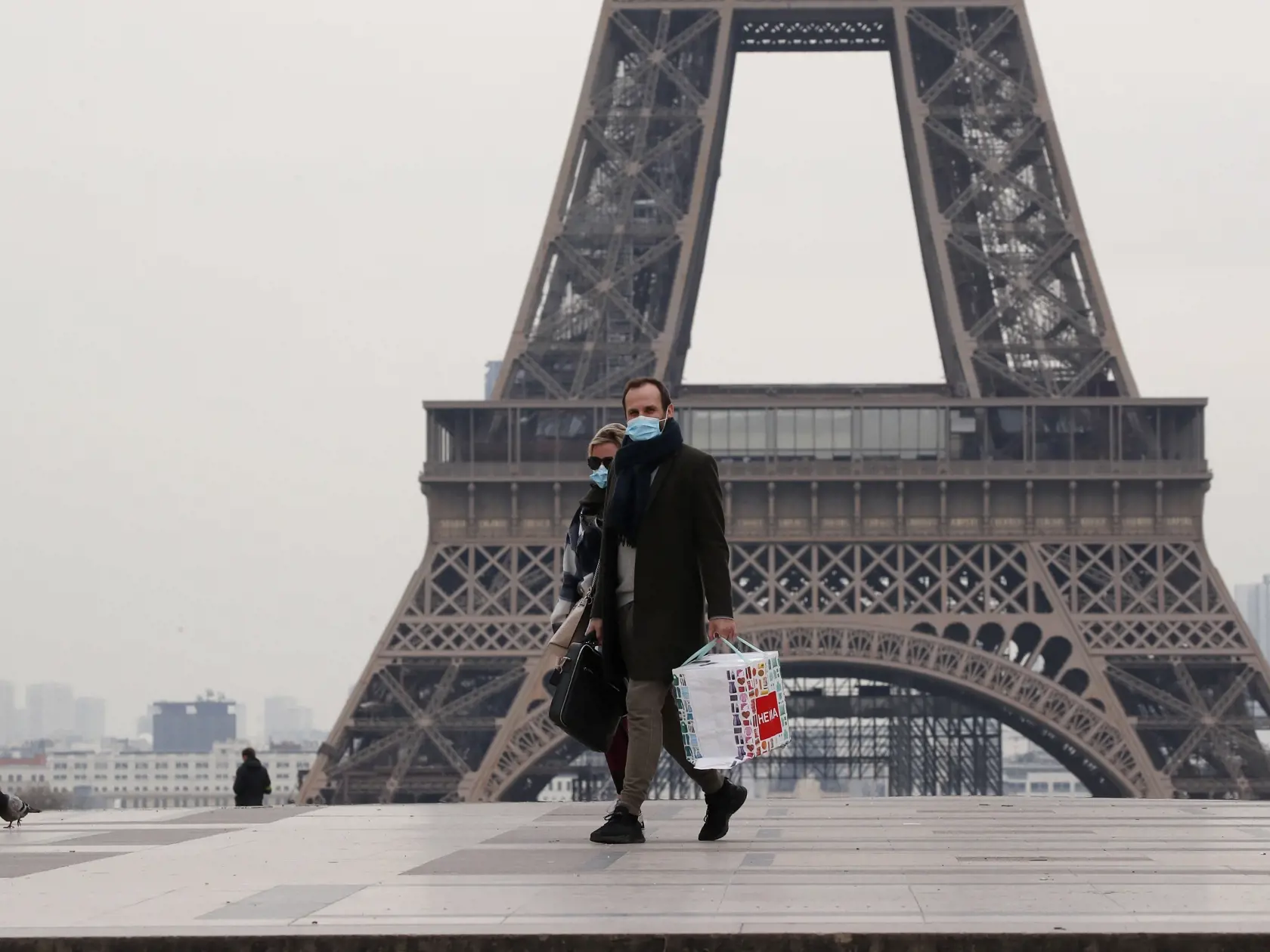 MIK 11 Paríž - Dvojica s ochrannými rúškami kráča cez prázdne námestie Trocadéro pred Eiffelovou vežou v Paríži 17. marca 2020. Francúzsky prezident Emmanuel Macron povedal, že od utorka 17. marca 2020 ľudia môžu opustiť miesto, kde žijú iba pre nakupovanie potravín, chodenie do práce alebo na prechádzku. FOTO TASR/AP

A masked couple walks on the empty Trocadero next to the Eiffel Tower, in Paris, Tuesday, March 17, 2020. French President Emmanuel Macron said that starting on Tuesday, people wo