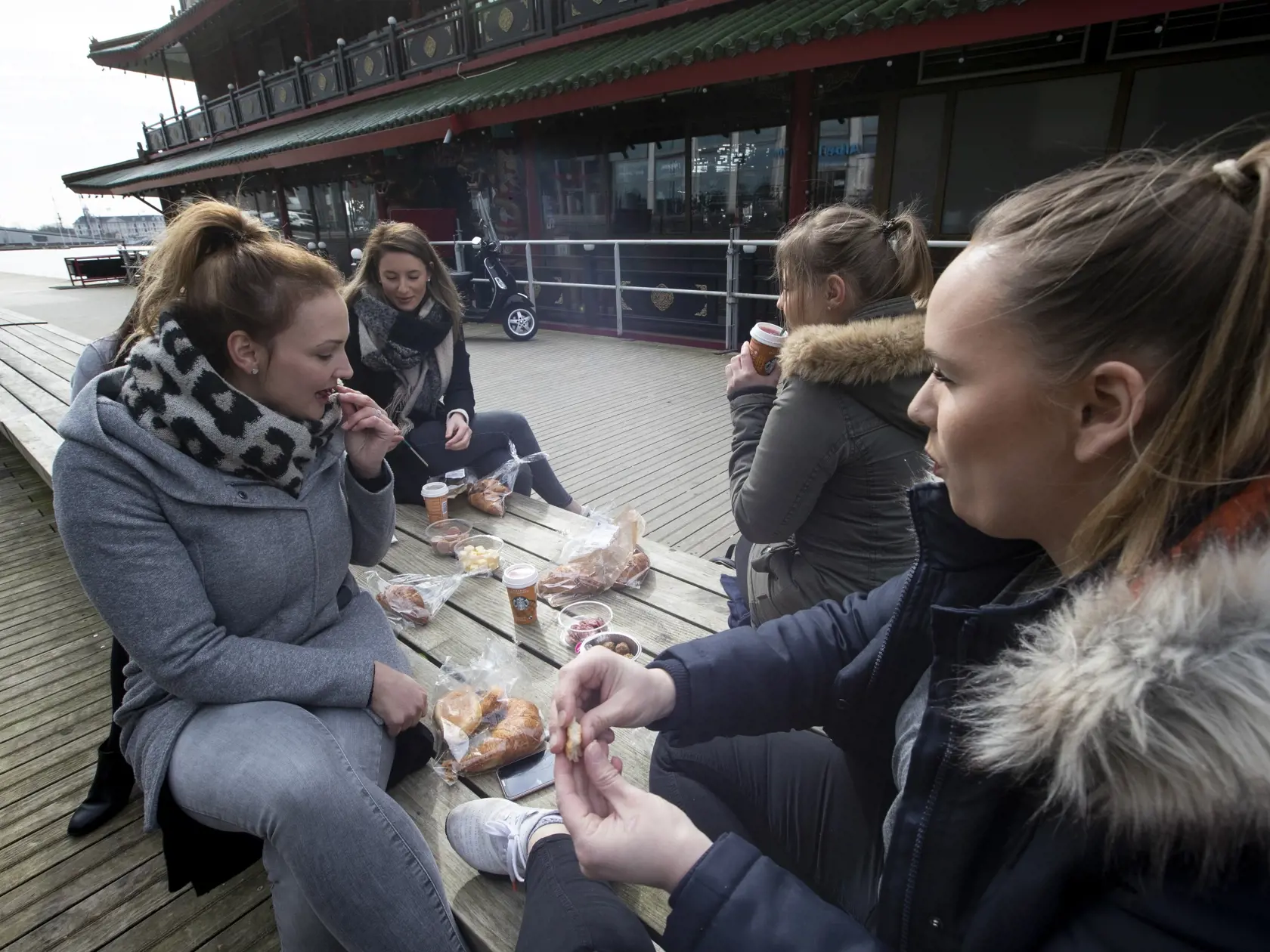 EBE 22 Amsterdam - Na snímke skupina nemeckých turistov z Hamburgu raňajkuje pred zavretou čínskou reštauráciou v prístave v holandskom Amsterdame 17. marca 2020. Holandský minister zdravotníctva Bruno Bruins nariadil kvôli koronavírusu zavrieť všetky holandské školy, kaviarne, reštaurácie, sexuálne kluby a športové a fitnes kluby. FOTO TASR/AP
A group of German tourists from Hamburg eat their improvised breakfast outside a closed Chinese restaurant in the port of Amsterdam, Netherlands, Tuesday