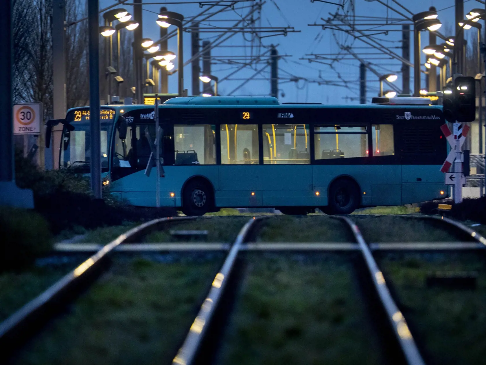 EBE 2 Frankfurt nad Mohanom - Na snímke prázdny autobus prechádza cez koľaje metra v nemeckom Frankfurte nad Mohanom 17. marca 2020. Nemeckí lídri vyzvali v pondelok občanov, aby zostali doma. Vláda zároveň oznámila bezprecedentné celoštátne opatrenia, ktoré radikálne obmedzujú verejný život, aby sa spomalilo šírenie nového koronavírusu. FOTO TASR/AP
A woman goes to a subway station is seen in Frankfurt, Germany, Tuesday, March 17, 2020, the day after German authorities spoke out more restrictio