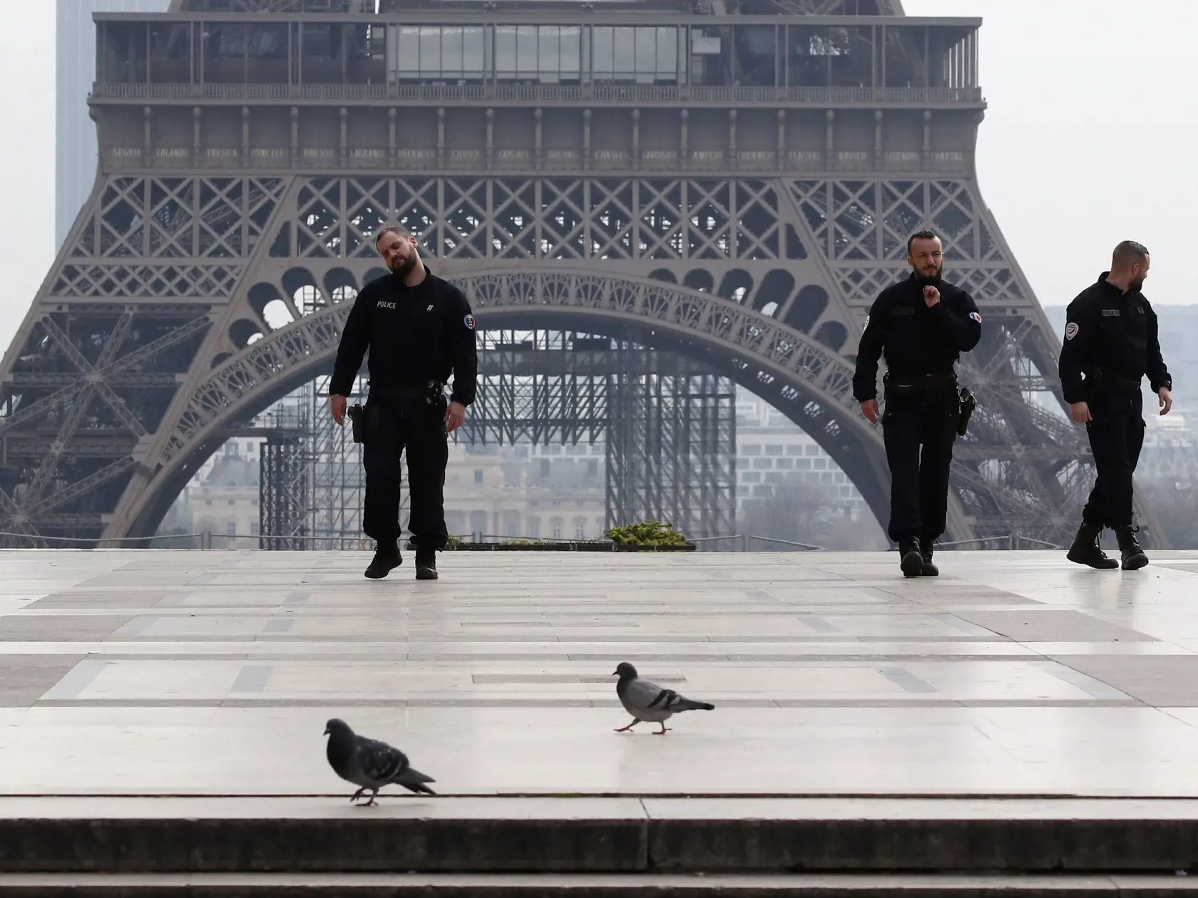 MIK 10 Paríž - Polícia hliadkuje na prázdnom námestí Trocadéro pred Eiffelovou vežou v Paríži 17. marca 2020. Francúzsky prezident Emmanuel Macron povedal, že od utorka 17. marca 2020 ľudia môžu opustiť miesto, kde žijú iba pre nakupovanie potravín, chodenie do práce alebo na prechádzku. FOTO TASR/AP

Police officers patrol on the empty Trocadero plaza next to the Eiffel Tower, in Paris, Tuesday, March 17, 2020. French President Emmanuel Macron said that starting on Tuesday, people would be allo