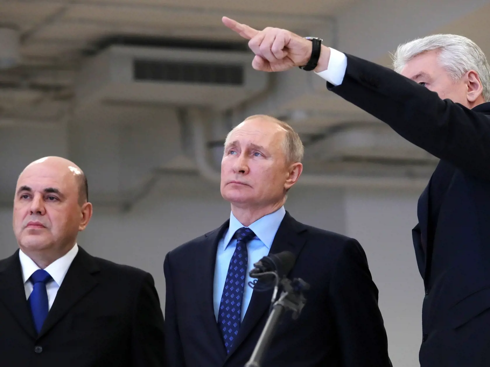 WA 8 Moskva -  Starosta Moskvy Sergej Sobjanin (vpravo), ruský prezident Vladimir Putin (uprostred) a ruský premiér Michail Mišustin (vľavo) počas návštevy call centra pohotovostného strediska na kontrolu a monitorovanie ochorenia COVID-19, ktoré šíri vírus SARS CoV-2 v Moskve v utorok 17. marca 2020. Ruský premiér Michail Mišustin oznámil v pondelok uzavretie ruských hraníc pre cudzincov, v snahe spomaliť šírenie nového koronavírusu. Nariadenia bude v platnosti od polnoci z pondelka na utorok d