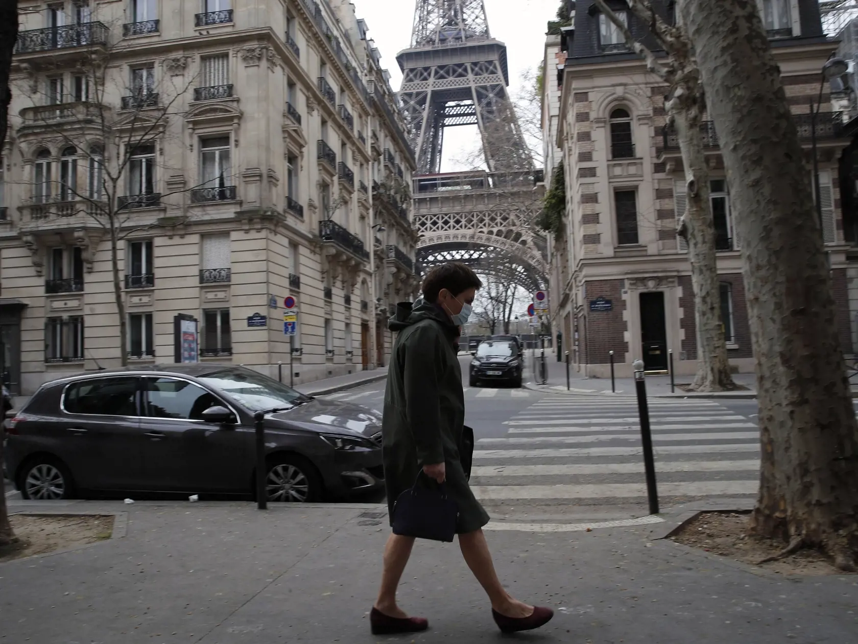 MIK 12 Paríž - Žena s ochranným rúškom kráča cez prázdne ulice neďaleko Eiffelovej veži v Paríži 17. marca 2020. Francúzsky prezident Emmanuel Macron povedal, že od utorka 17. marca 2020 ľudia môžu opustiť miesto, kde žijú iba pre nakupovanie potravín, chodenie do práce alebo na prechádzku. FOTO TASR/AP


A masked woman walks in an empty street next to the Eiffel Tower, in Paris, Tuesday, March 17, 2020. French President Emmanuel Macron said that starting on Tuesday, people would be allowed to l