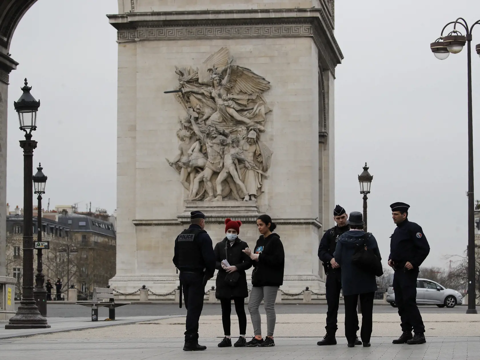 MIK 17 Paríž - Policajti kontrolujú ľudí na ulici Champs-Élysées v Paríži, vo Francúzsku, 17. marca 2020. Francúzsky prezident Emmanuel Macron povedal, že od utorka 17. marca 2020 ľudia môžu opustiť miesto, kde žijú iba pre nakupovanie potravín, chodenie do práce alebo na prechádzku. FOTO TASR/AP

Police officers control on the Champs-Elysees avenue Tuesday, March 17, 2020 in Paris. French President Emmanuel Macron said that starting on Tuesday, people would be allowed to leave the place they li