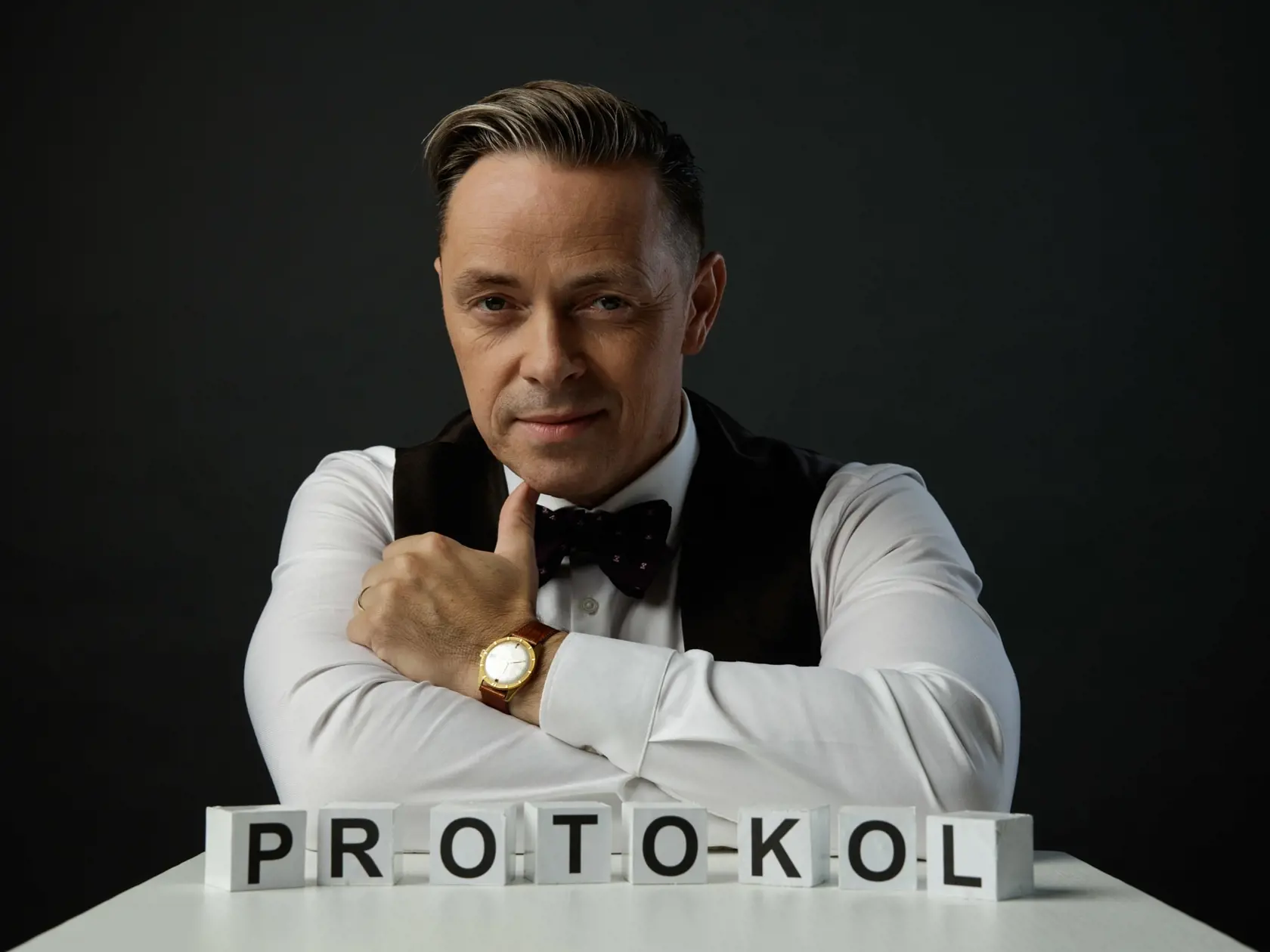 "Útechou pre pani Tabák môže byť skutočnosť, že aj americkí prezidenti Trump či Obama neraz porušili protokol a jej veličenstvo kráľovnú potľapkali po pleci,“ konštatuje odborník na záver.