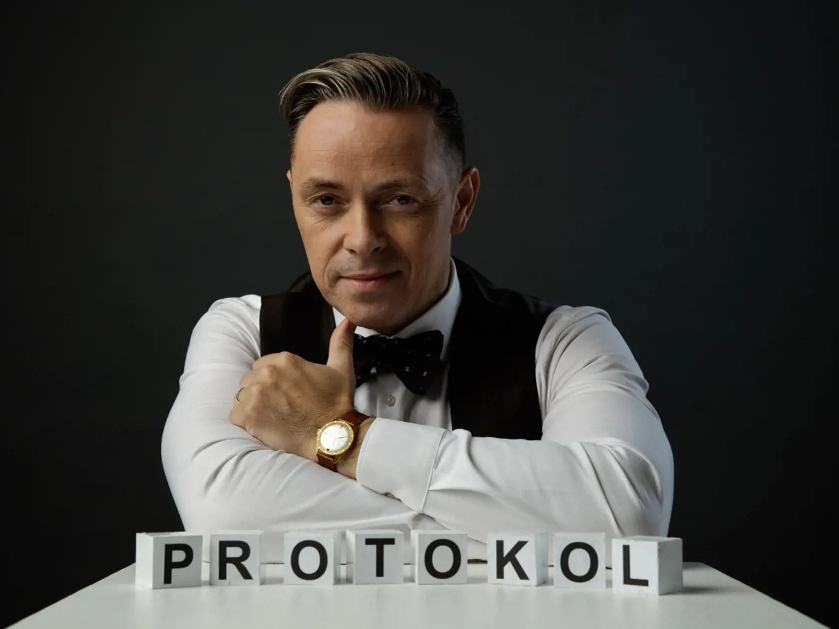 Na to, či Tabák svojím gestom porušila protokol, sme sa spýtali aj odborníka na komunikáciu, protokol a etiketu Marka Trubača. „Podľa kráľovského protokolu by sme jeho kráľovskú výsosť princa Charlesa ako následníka trónu nemali bezdôvodne chytať či sa ho dotýkať,“ ozrejmuje protokolista.
