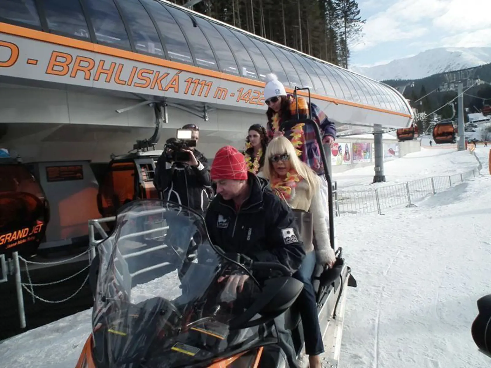 Dolly prišla do Tatier na vysokých opätkoch, po stredisku sa preto presúvala radšej na skútri.