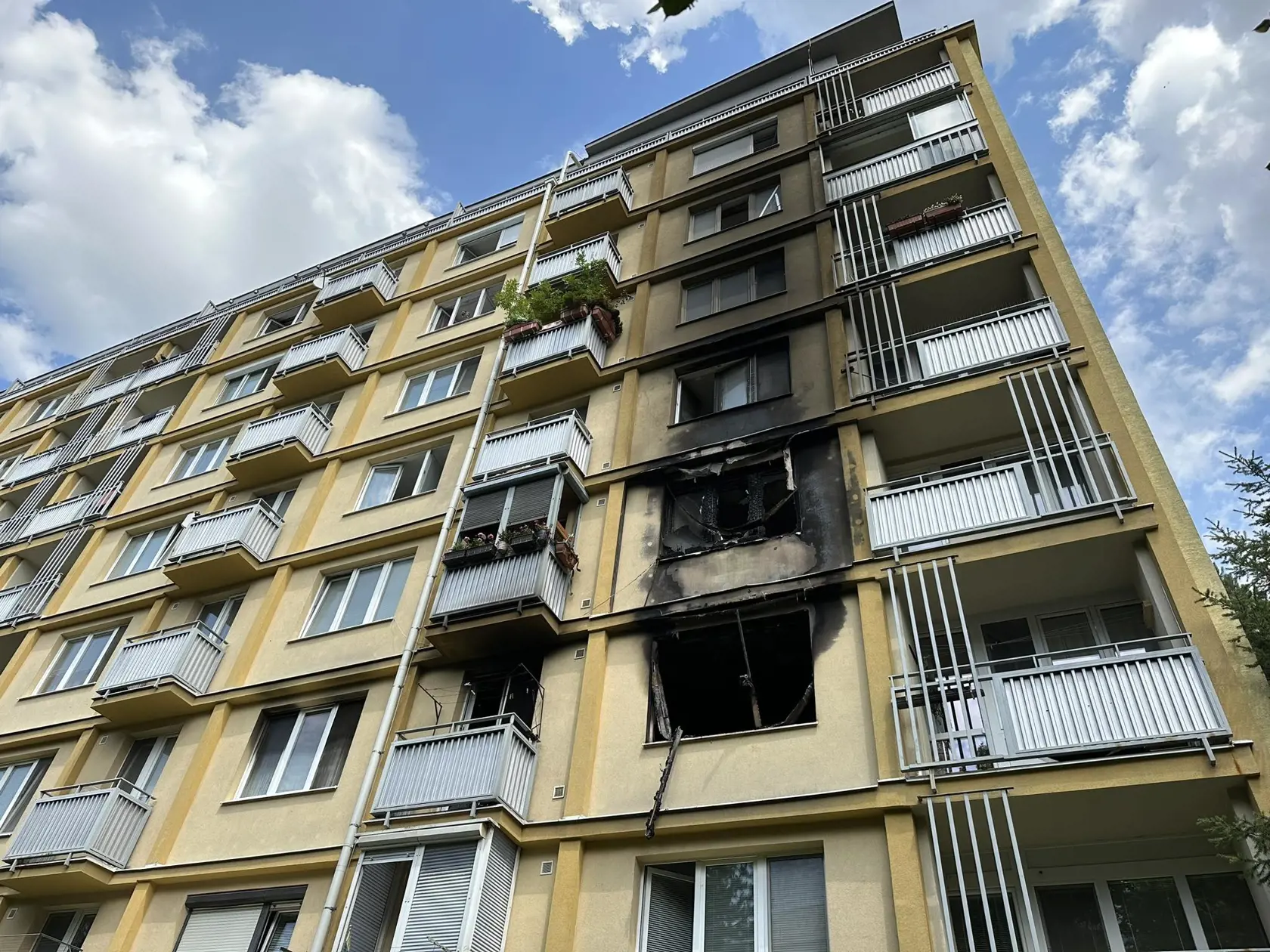 Pohľad na bytovku z vonku.