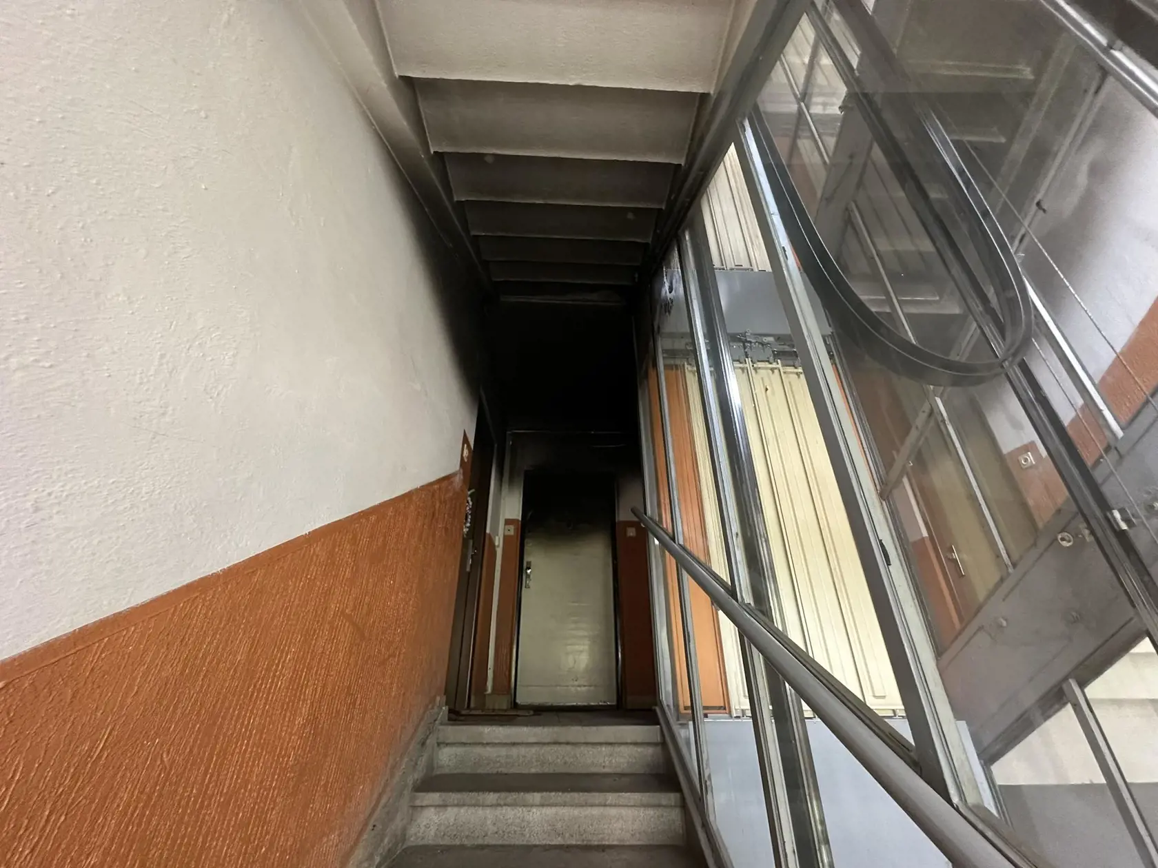 Chodba zostala úplne čierna.