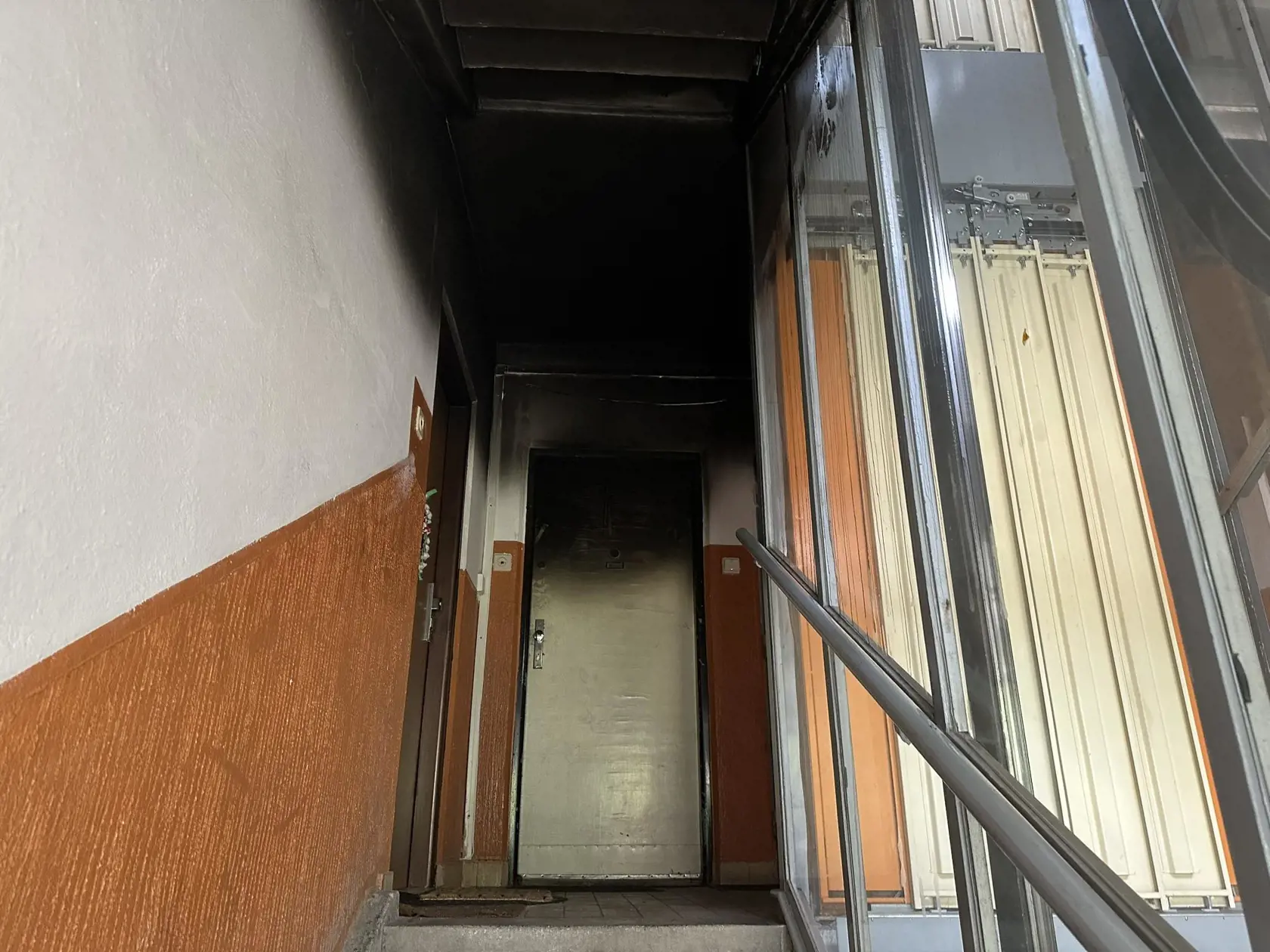 Chodba zostala úplne čierna.