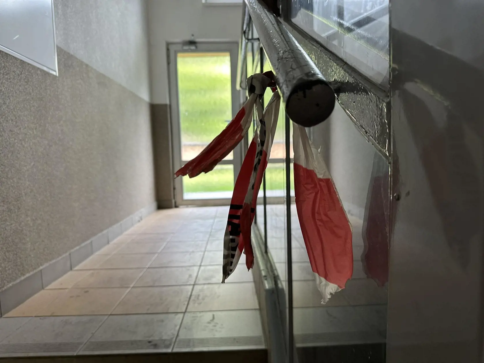 V bytovke sú ešte stále pásky.