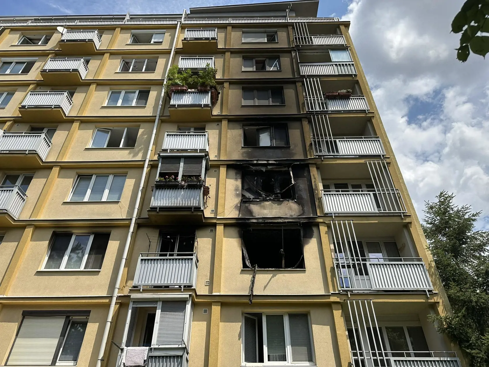 Z jedného z bytov na Kyjevskej ulici šľahali plamene.
