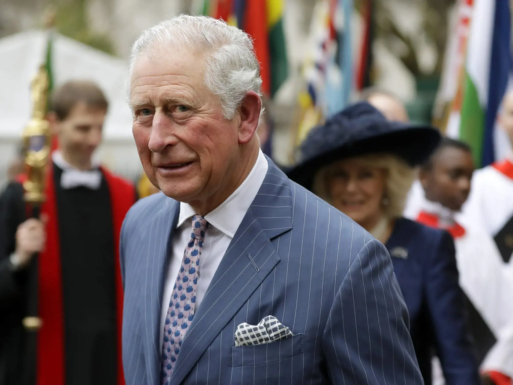 Nezaradená poslankyňa parlamentu Romana Tabák (31) mala pred pár rokmi výnimočnú možnosť stretnúť sa s členom britskej kráľovskej rodiny princom Charlesom (73), ktorého aj familiárne potľapkala po pleci. Porušila v návale emócií protokol? Odborník na etiketu len krúti hlavou...