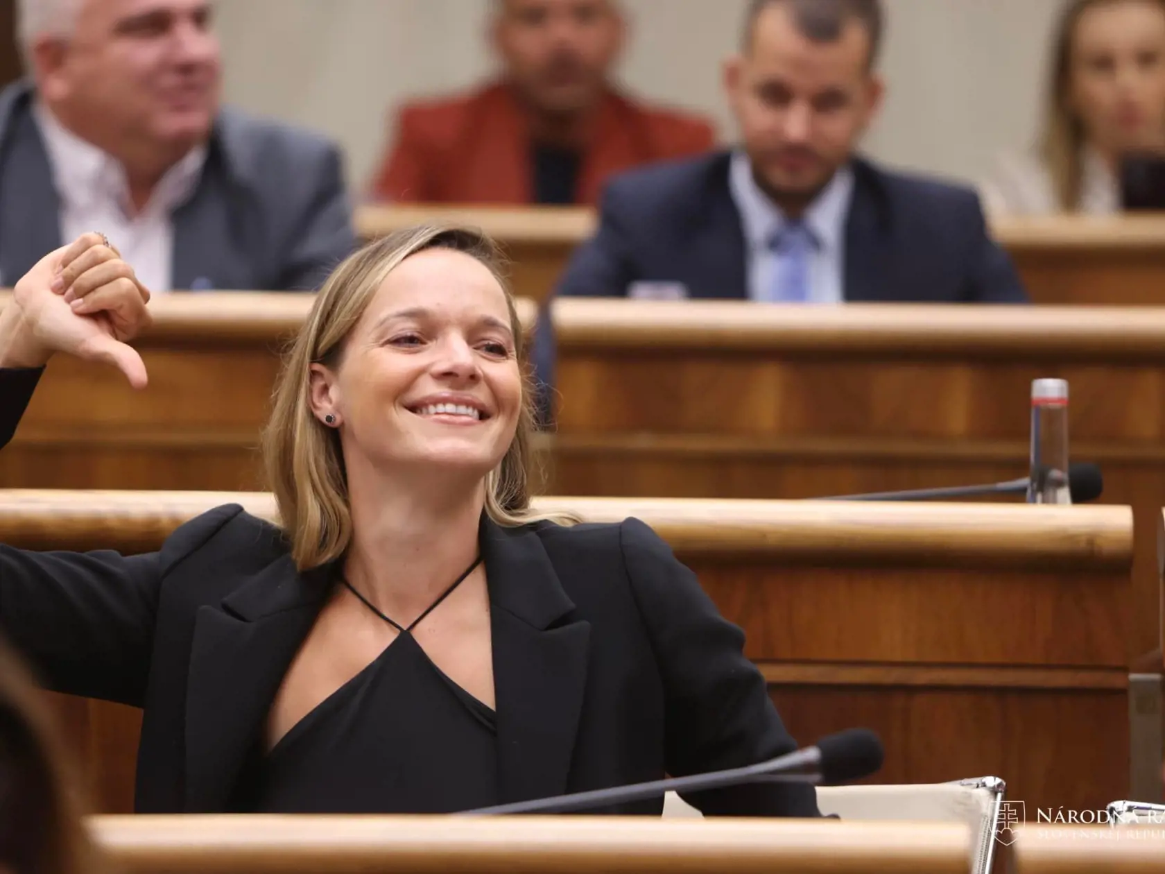 "Hlasovala som PROTI. Pán minister Vlčan ostáva vo funkcii ministra, poslanci ho neodvolali!" napísala exposlankyňa OĽANO Romana Tabák. 