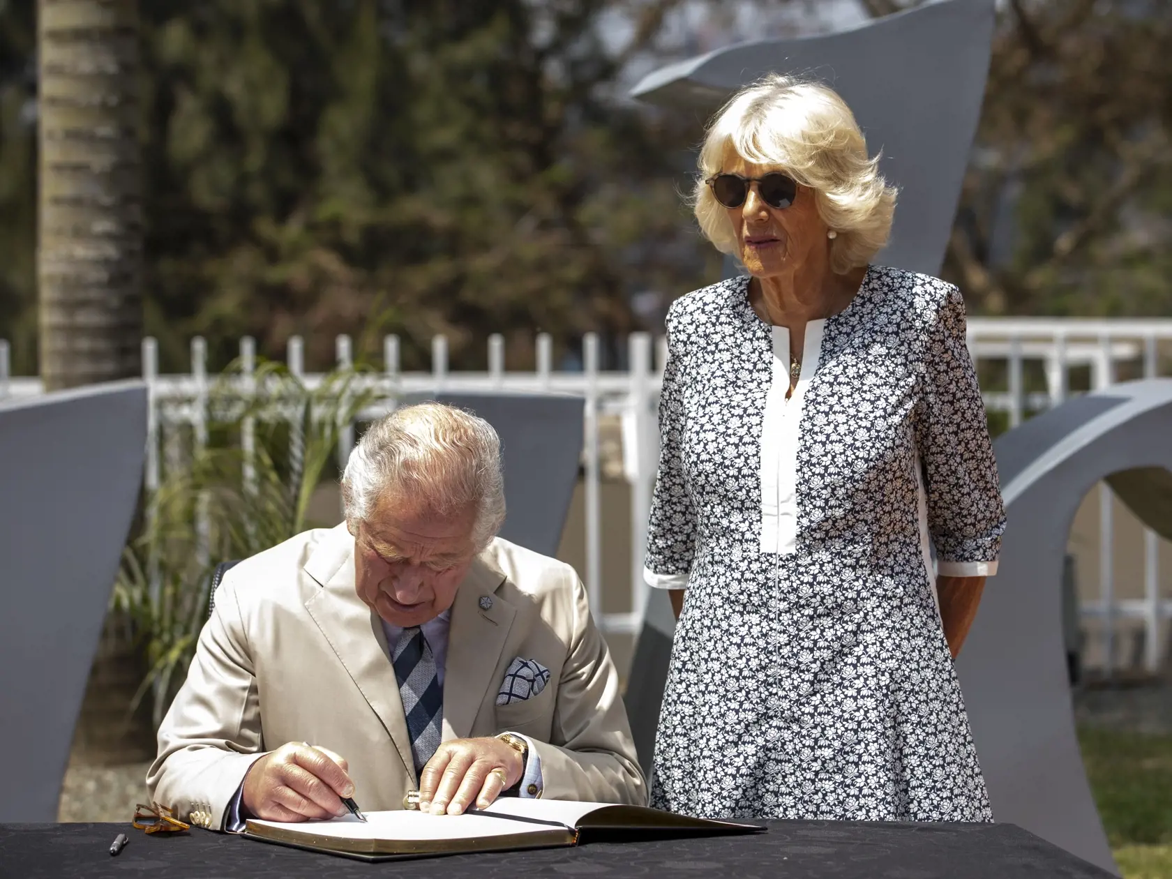 PK 27 Kigali - Na snímke zľava britský princ Charles a Camilla, vojvodkyňa z Cornwallu sa zapisujú do knihy návštevníkov pri pamätníku genocídy v hlavnom meste Rwandy Kigali 22. júna 2022. Princ Charles je prvým členom britskej kráľovskej rodiny, ktorý navštívil Rwandu. Princ Charles bude zastupovať britskú kráľovnú Alžbetu II. ako hlava Spoločenstva národov (Commonwealth) na summite 54 krajín tohto spoločenstva. FOTO TASR/AP

Britain's Prince Charles, accompanied by Camilla, Duchess of Cornwall