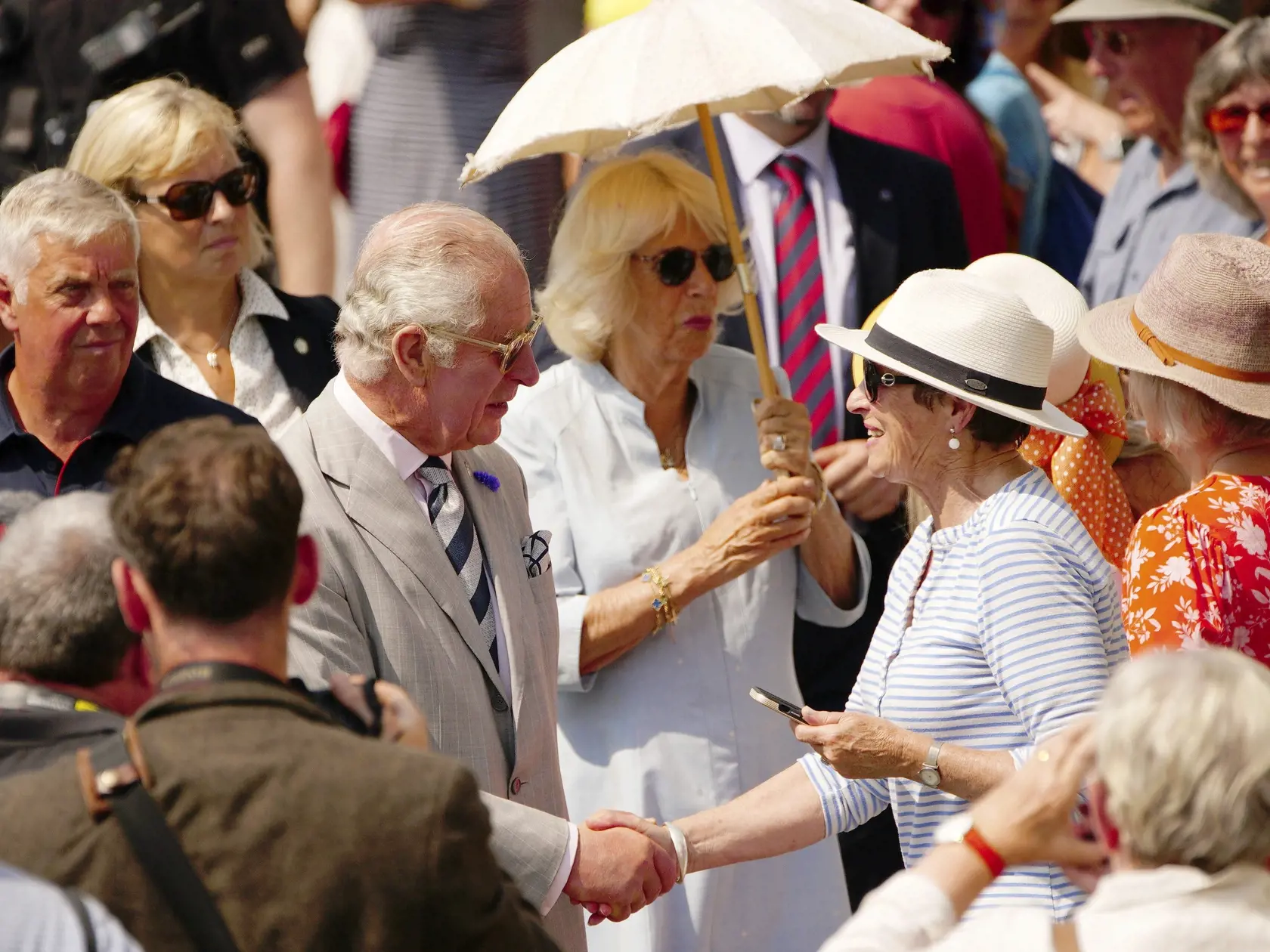 JB 2 Penzance - Britský princ Charles (uprostred vľavo) a Camilla, vojvodkyňa z Cornwallu počas stretnutia s miestnymi obyvateľmi v rámci ich návštevy rybárskej dediny Mousehole v anglickom meste Penzance 18. júla 2022. FOTO TASR/AP

Britain's Prince Charles, center left, and Camilla, Duchess of Cornwall, meet locals during a visit to the fishing village of Mousehole on the first day of their annual visit to the South West, in Penzance, Cornwall, England, Monday, July 18, 2022. (Ben Birchall/PA 