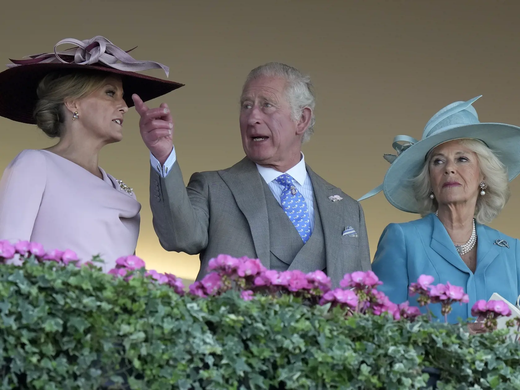 KK27 Ascot - Zľava Sophie, grófka z Wessexu, britský princ Charles a Camilla, vojvodkyňa z Cornwallu počas prvého dňa kráľovských konských dostihov v Ascote 14. júna 2022. FOTO TASR/AP
Britain's Prince Charles, Camilla, Duchess of Cornwall and Sophie, Countess of Wessex, left, take their place in the stands on day one of the Royal Ascot horse racing meeting, at Ascot Racecourse, in Ascot, England, Tuesday June 14, 2022. (AP Photo/Alastair Grant)