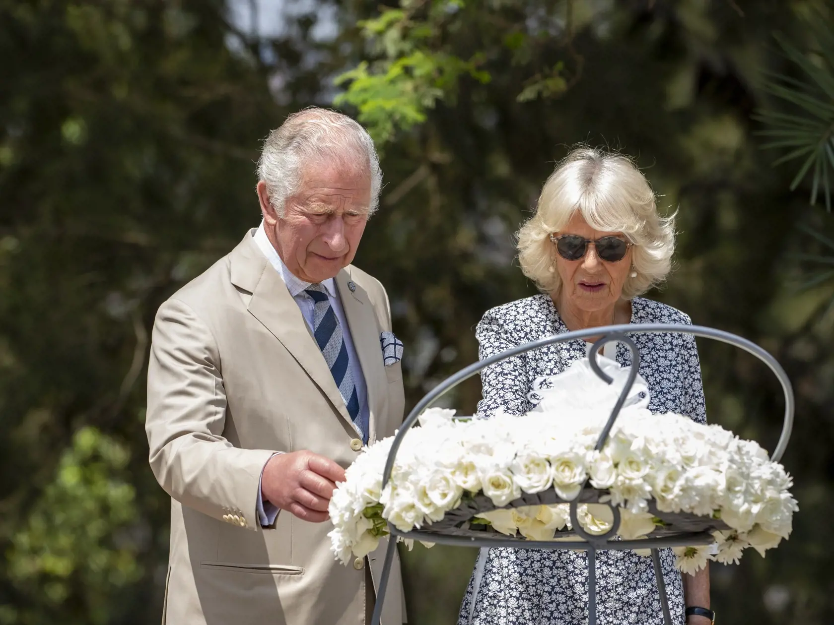 PK 28 Kigali - Na snímke zľava britský princ Charles a Camilla, vojvodkyňa z Cornwallu sledujú veniec pri pamätníku genocídy v hlavnom meste Rwandy Kigali 22. júna 2022. Princ Charles je prvým členom britskej kráľovskej rodiny, ktorý navštívil Rwandu. Princ Charles bude zastupovať britskú kráľovnú Alžbetu II. ako hlava Spoločenstva národov (Commonwealth) na summite 54 krajín tohto spoločenstva. FOTO TASR/AP

Britain's Prince Charles and Camilla, Duchess of Cornwall, observe a wreath next to the 