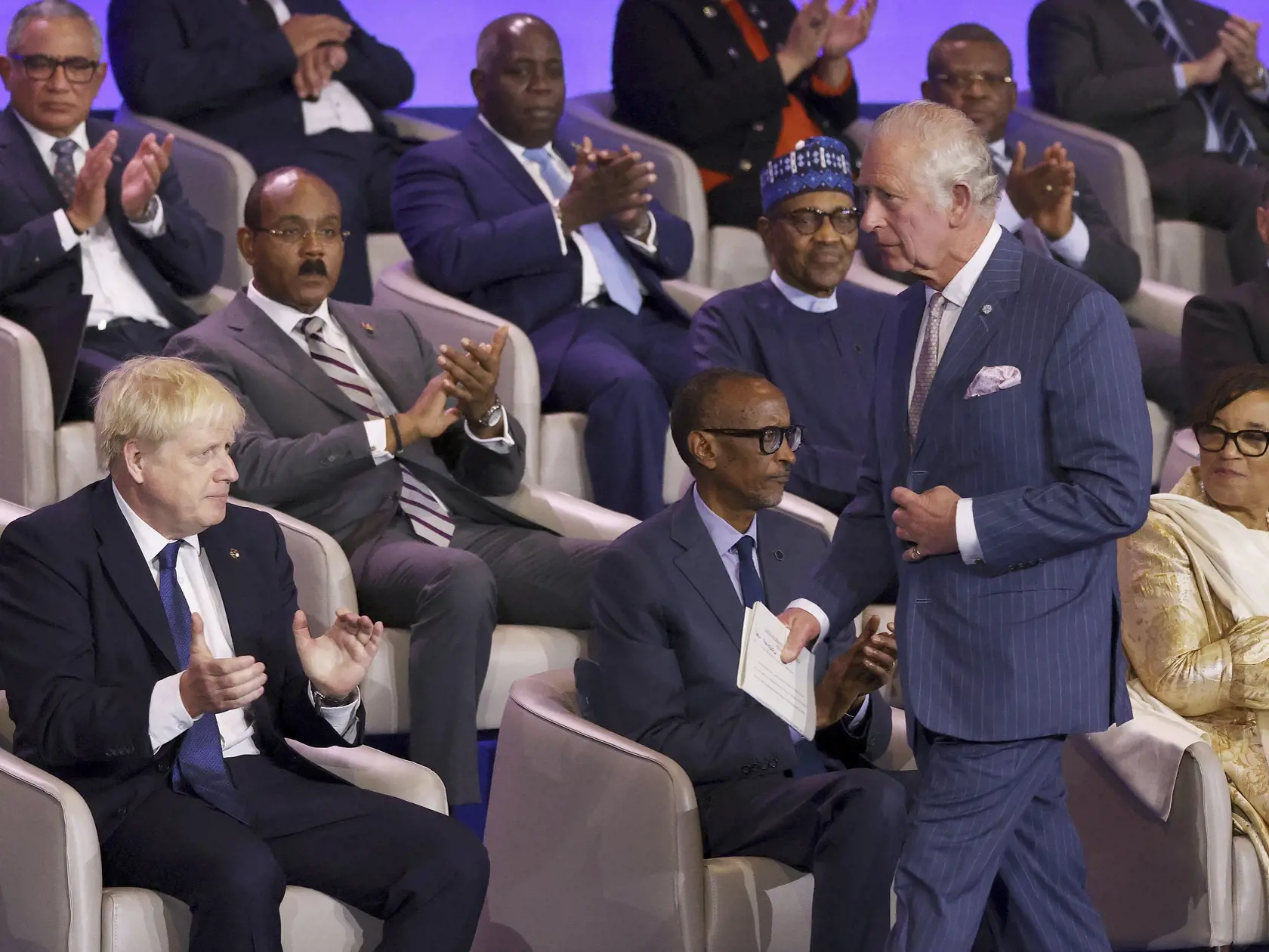 EBE 21 Kigali - Významní predstavitelia a delegáti vrátane britského premiéra Borisa Johnsona (vľavo) tlieskajú, keď britský princ Charles (vpravo) kráča na pódium počas otváracieho ceremoniálu stretnutia predsedov vlád Spoločenstva národov (CHOGM) v piatok 24. júna 2022 v Kigali v Rwande. Lídri krajín Commonwealthu sa v piatok stretávajú v Rwande na samite, ktorý sľubuje riešenie klimatických zmien, tropických chorôb a ďalších výziev, ktoré prehĺbila pandémia COVID-19. FOTO TASR/AP


Dignitarie