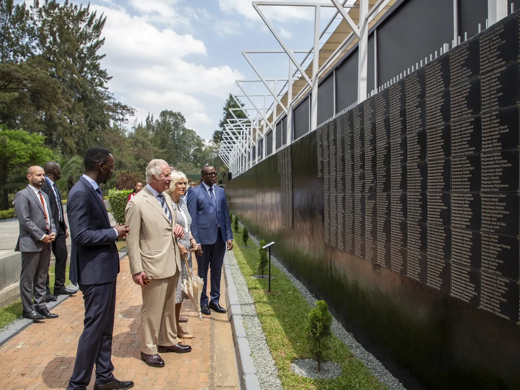PK 29 Kigali - Na snímke tretí sprava britský princ Charles a druhá sprava Camilla, vojvodkyňa z Cornwallu sledujú mená na pamätníku genocídy v hlavnom meste Rwandy Kigali 22. júna 2022. Princ Charles je prvým členom britskej kráľovskej rodiny, ktorý navštívil Rwandu. Princ Charles bude zastupovať britskú kráľovnú Alžbetu II. ako hlava Spoločenstva národov (Commonwealth) na summite 54 krajín tohto spoločenstva. FOTO TASR/AP

Britain's Prince Charles and Camilla, Duchess of Cornwall, observe the 