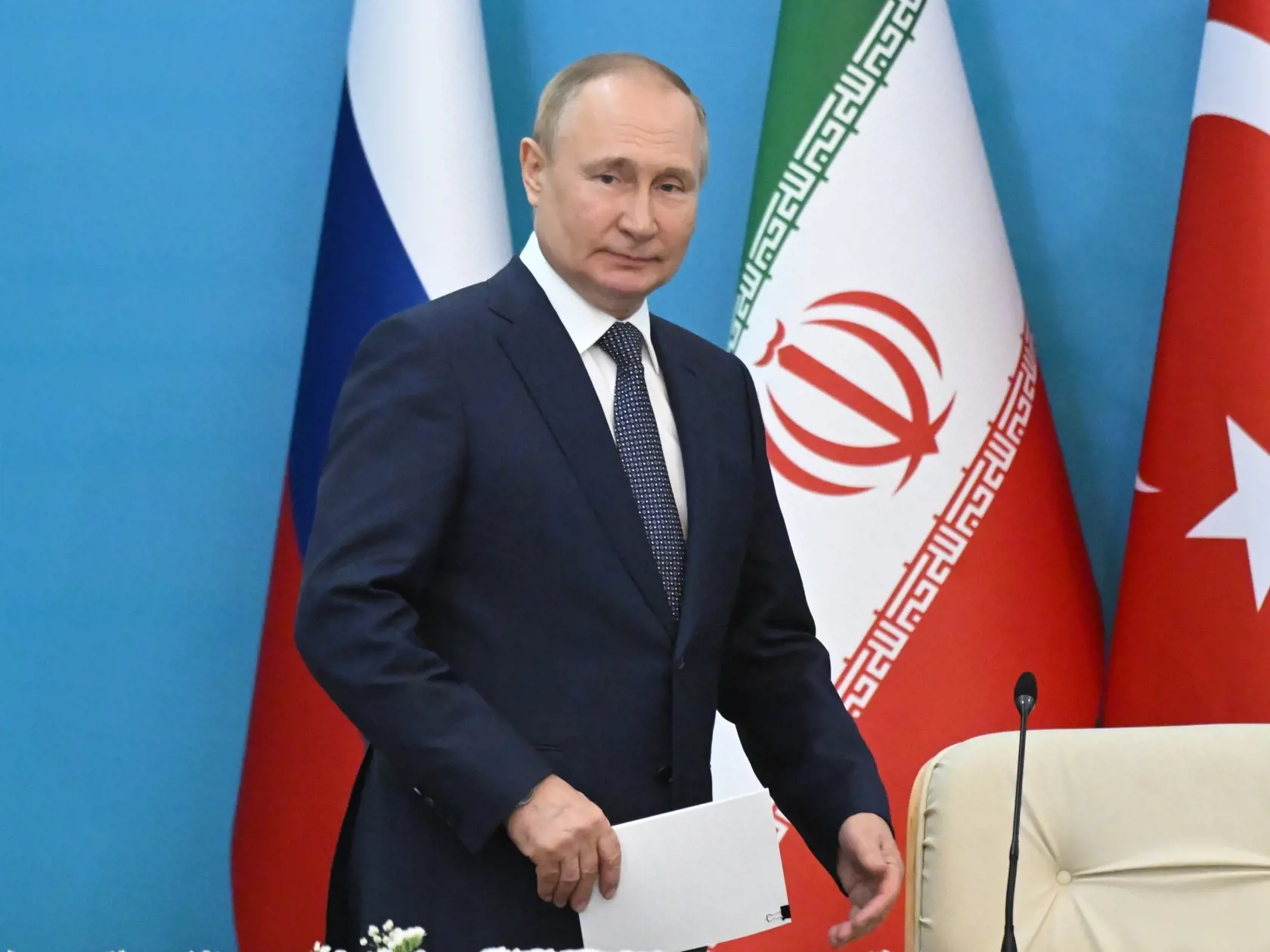 EBE 8 Teherán - Ruský prezident Vladimir Putin v utorok oznámil, že plynárenská spoločnosť Gazprom je ochotná "úplne" splniť všetky svoje povinnosti. Podľa tlačovej agentúry AP Putin však tiež povedal, že je to chyba Západu, že sa tok ruského zemného plynu k európskym zákazníkom zmenšil, a varoval, že dodávky môžu slabnúť aj ďalej. Na snímke ruský prezident Vladimir Putin prichádza na tlačovú konferenciu po spoločnom rokovaní s tureckým prezidentom a iránskym prezidentom v Teheráne 19. júla 2022