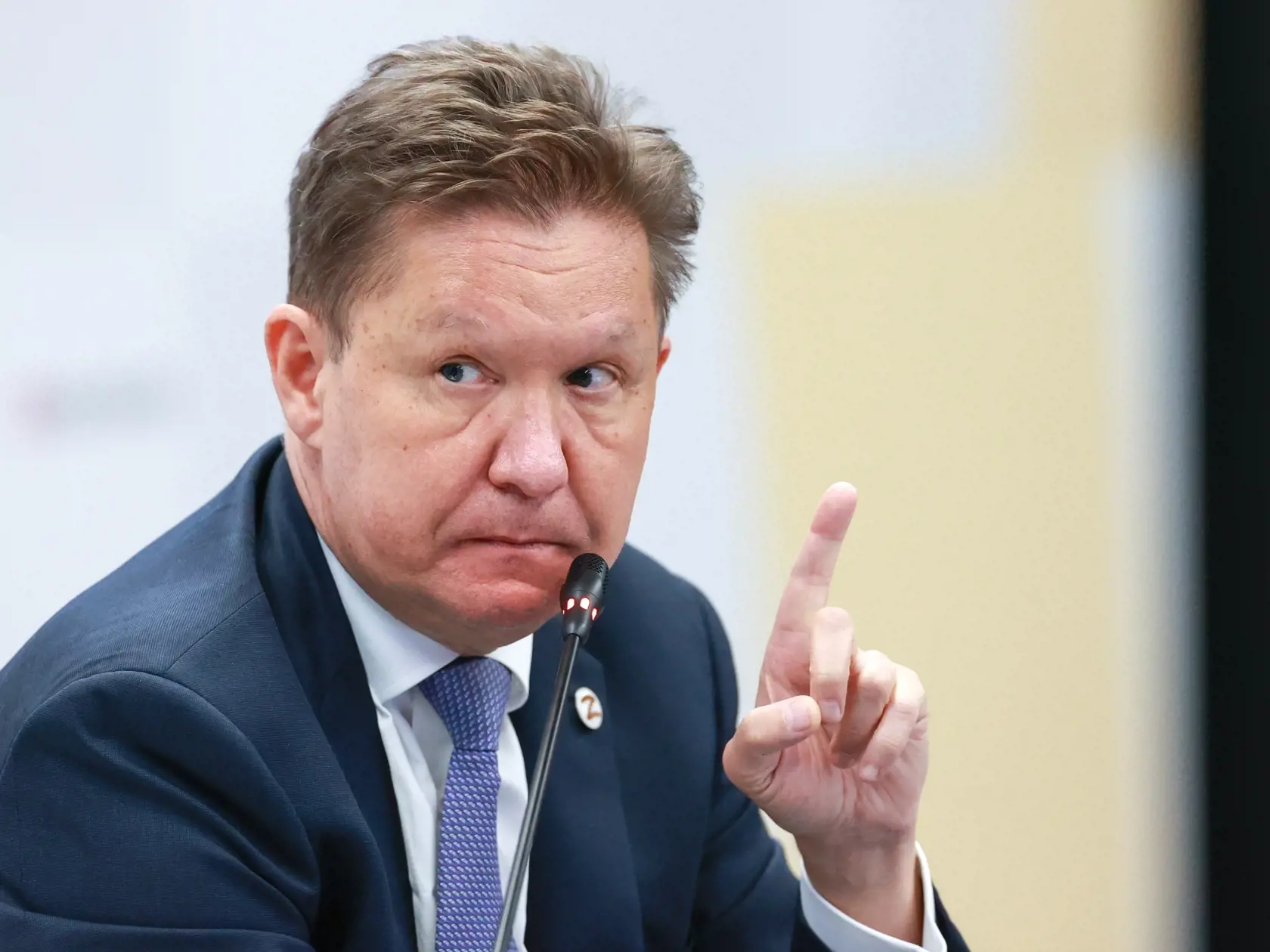 KK28 Petrohrad - Šéf Gazpromu Alexej Miller gestikuluje počas ekonomického fóra 16. júna 2022 v Petrohrade. Gazprom tvrdí, že nevidí riešenie pretrvávajúceho problému so zariadením na kompresorovej stanici Portovaja, ktoré spôsobilo obmedzenie dodávok plynu do Európy cez plynovod Nord Stream 1. Európske ceny plynu pre zníženie dodávok od pondelka vyskočili o 70 %. FOTO TASR/AP
Russian gas monopoly Gazprom head, Alexei Miller gestures while speaking on the sidelines of the St. Petersburg Internat