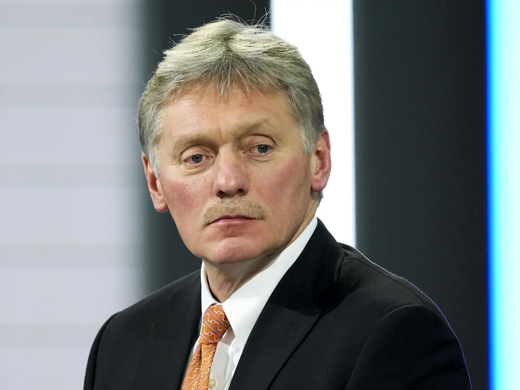 PK 28 Moskva - Na archívnej snímke z 23. decembra 2021 hovorca ruského prezidenta Dmitrij Peskov odpovedá na otázky novinárov pred každoročnou tlačovou konferenciou Vladimira Putina v Moskve. Peskov v pondelok 14. februára 2022 vyhlásil, že Kremeľ je presvedčený, že oficiálne vzdanie sa zámeru Ukrajiny stať sa členom NATO by pomohlo "formulovať zmysluplnejšiu reakciu na obavy Ruska". Vyjadrenie ukrajinského veľvyslanca, ktorý takúto možnosť pripustil, však podľa Kremľa "nemožno brať ako hotovú v