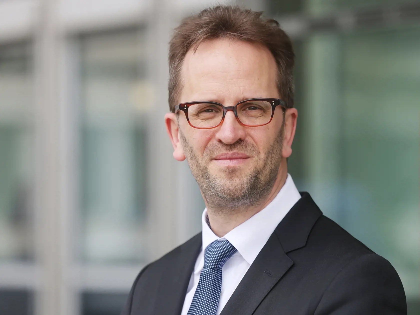 WA 3 archív Bonn - Na archívnej snímke zo 7. apríla 2022 šéf Spolkového úradu pre reguláciu sieťových odvetví (Bundesnetzagentur) Klaus Müller pózuje v Bonne. Dodávky plynu z Ruska do Nemecka cez plynovod Nord Stream 1 sa vo štvrtok 21. júla 2022 obnovili po 10-dňovej údržbe. Müller však varuje, že Nemecko je stále vydané na milosť Rusku. FOTO TASR/DPA  

ARCHIV - 07.04.2022, Nordrhein-Westfalen, Bonn: Klaus Müller, Präsident der Bundesnetzagentur, steht vor dem Haus der Bundesnetzagentur. (zu d