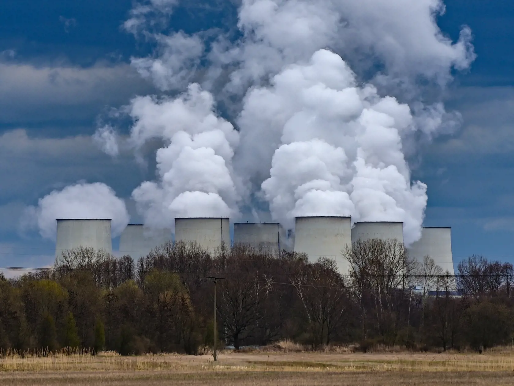 WA 27 archív Jänschwalde - Na archívnej snímke z 5. apríla 2022 para stúpa z chladiacich veží uhoľnej elektrárne v obci Jänschwalde na východe Nemecka. Nemecko prijme mimoriadne opatrenia na zabezpečenie pokrytia energetických potrieb. Dôvodom je zníženie dodávok plynu z Ruska.  "Aby sme znížili spotrebu, musíme používať menej plynu na výrobu elektriny. Namiesto toho budeme musieť viac používať uhoľné elektrárne," uviedlo spolkové ministerstvo hospodárstva vo svojom vyhlásení. FOTO TASR/DPA


AR