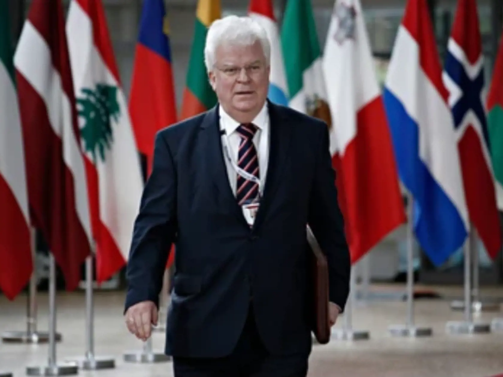 Ruský veľvyslanec v EÚ Vladimir Čižov tvrdí, že je čiastočne zodpovedný za to, že niektoré krajiny EÚ platia za ruský plyn v rubľoch. Ostatní diplomati však tvrdia, že nie je vierohodným zdrojom. Ruský veľvyslanec v Bruseli venoval posledných 17 rokov upevňovaniu vzťahov medzi EÚ a Moskvou.