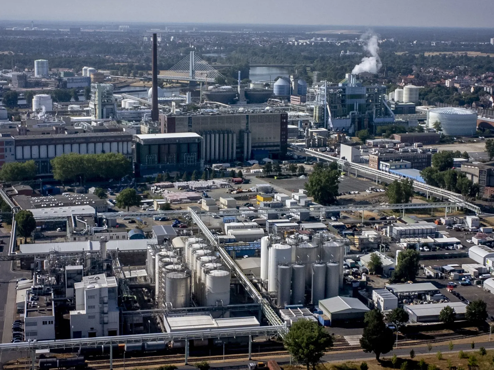 EBE 1 Frankfurt nad Mohanom - Na snímke priemyselný park Höchst na okraji nemeckého rankfurtu nad Mohanom 23. júna 2022. Nemecko aktivovalo druhú fázu svojho trojstupňového núdzového plánu pre dodávky zemného plynu s vyhlásením, že krajina čelí „kríze“ a varovaním, že ciele skladovania na zimu sú ohrozené kvôli zmenšujúcim sa dodávkam z Ruska. FOTO TASR/AP


The Industrial Park of Hoechst is pictured in Frankfurt, Germany, Thursday, June 23, 2022. Germany activated the second phase of its three-