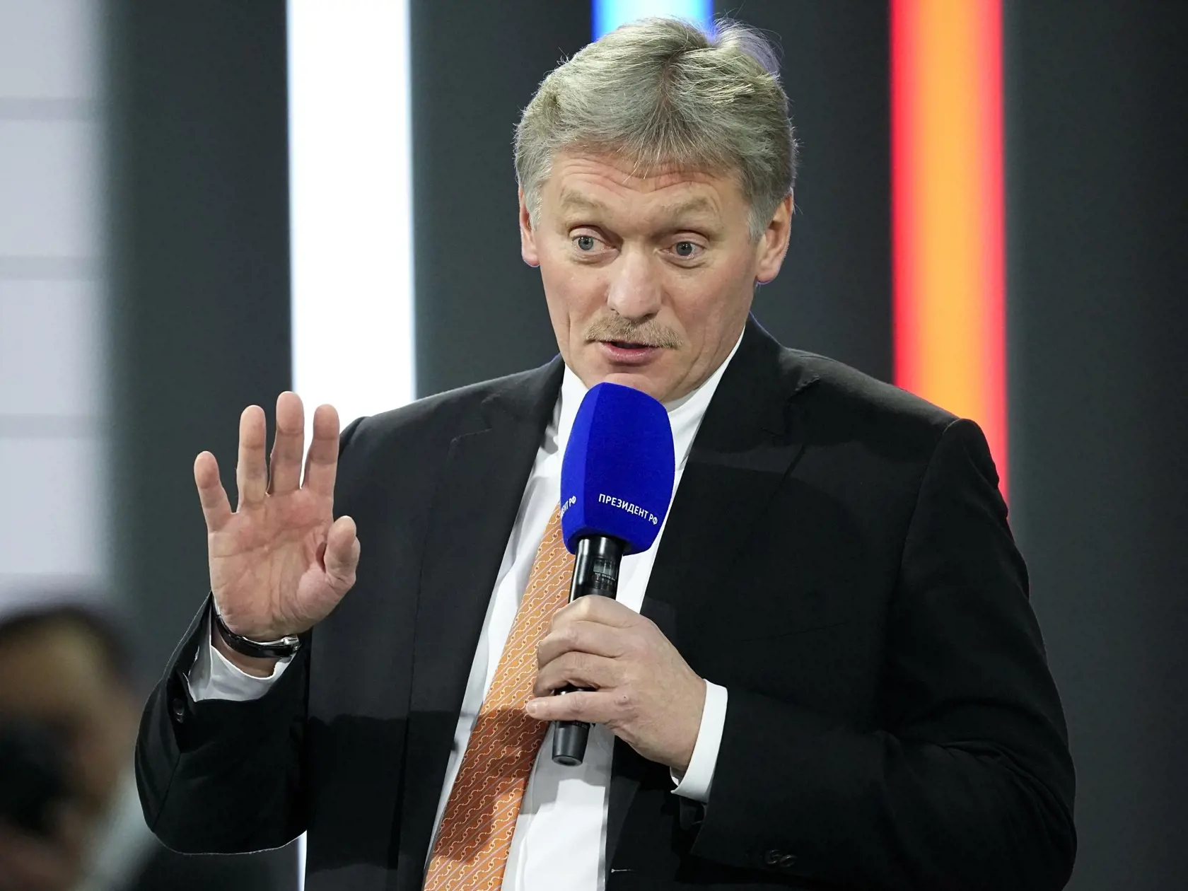 WA 1 archív Moskva - Na archívnej snímke z 23. decembra 2021 Dmitrij Peskov, hovorca ruského prezidenta Vladimira Putina,  odpovedá na otázkly novinárov počas tradičnej koncoročnej tlačovej konferencie v Moskve. Moskva nemá nič spoločné so zverejnením údajných odpovedí USA a NATO na ruské návrhy bezpečnostných záruk, ktoré sa v stredu objavili na stránkach španielskeho denník El País. Vyhlásil Peskov v stredu 2. februára 2022 v Moskve. FOTO TASR/AP 


FILE Kremlin spokesman Dmitry Peskov speaks 